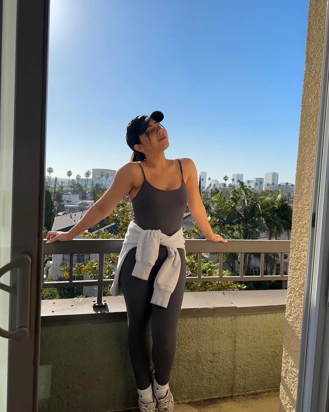 Katy Esquivelさんのインスタグラム写真 - (Katy EsquivelInstagram)「LA Summer 🌴  Siempre me siento en casa mientras viajo a diferentes partes del mundo con @bluegroundhomes 🔑   Tienen propiedades hermosas al rededor del mundo, en las mejores ubicaciones y vecindarios. Vienen amobladas y equipadas con todo lo que necesitas para hacer que tu estadía sea libre de preocupaciones, y por eso me encanta quedarme con ellos 💓  Los recomiendo demasiado para que planeen sus próximas vacaciones!」8月2日 7時05分 - whatthechic