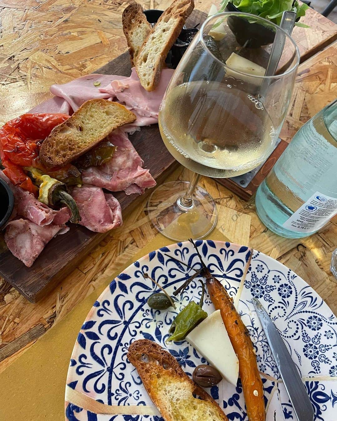 クロエ・ベネットさんのインスタグラム写真 - (クロエ・ベネットInstagram)「my stripey blue italian-y oceany prosciutto-y era」8月2日 7時24分 - chloebennet