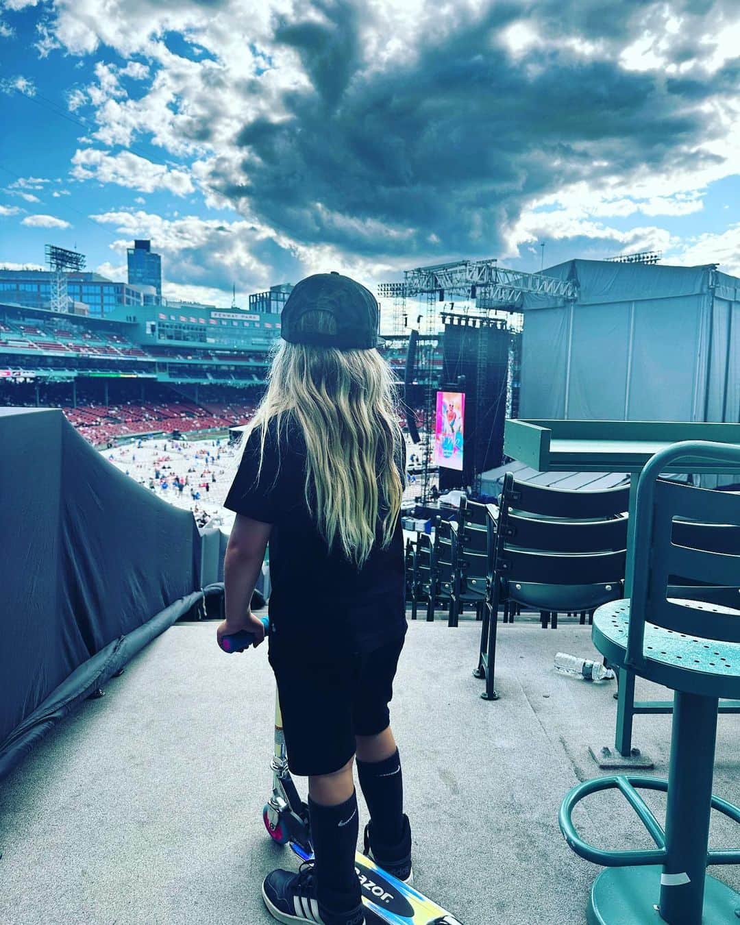 P!nk（ピンク）のインスタグラム：「HUMBLE BRAG SLASH APPRECIATION POST… @fenwaypark to be here with my baby boy, and all of my touring family crew, to have the honor to play not one but two nights at Fenway Park in this beautiful city….. and to find out we broke attendance records both nights (most in history?!?!) and to look out into the crowd of beautiful humans from 8-80 years old. I keep trying to figure out how this is all happening? I am so beyond grateful that we get to have this experience- and that we get to come together and laugh and cry and feel every feeling together. It is a full body experience and I am blown away. I am never not grateful ❤️let’s spread some joy 🤩」