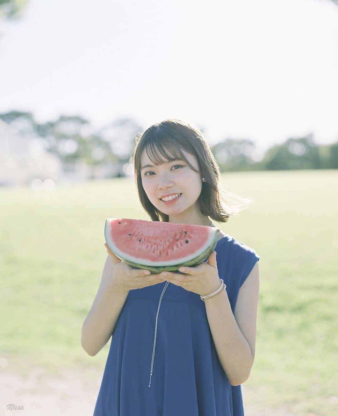 Masaのインスタグラム：「.  ▶︎▶︎▶︎ Swipe  1：Pentax6x7  Super Takumar 105mm F2.4 #pro160ns  2：Nikon F3  Nikkor 50mm F1.4 #lomo400  ２年連続のあやねちゃんと🍉 スイカ似合うな。  撮影日 : 2023年7月16日  #まさペン#エビプリ #pentax6x7 #pentax67 #バケペン #中判フィルム #film #filmcamera #filmphotography #フィルム #フィルムカメラ#フィルム写真 #igersjp #portrait #ポートレート #filmisnotdead #滋賀 #shiga #夕焼け #sunset #スイカ #すいか #watermelon」