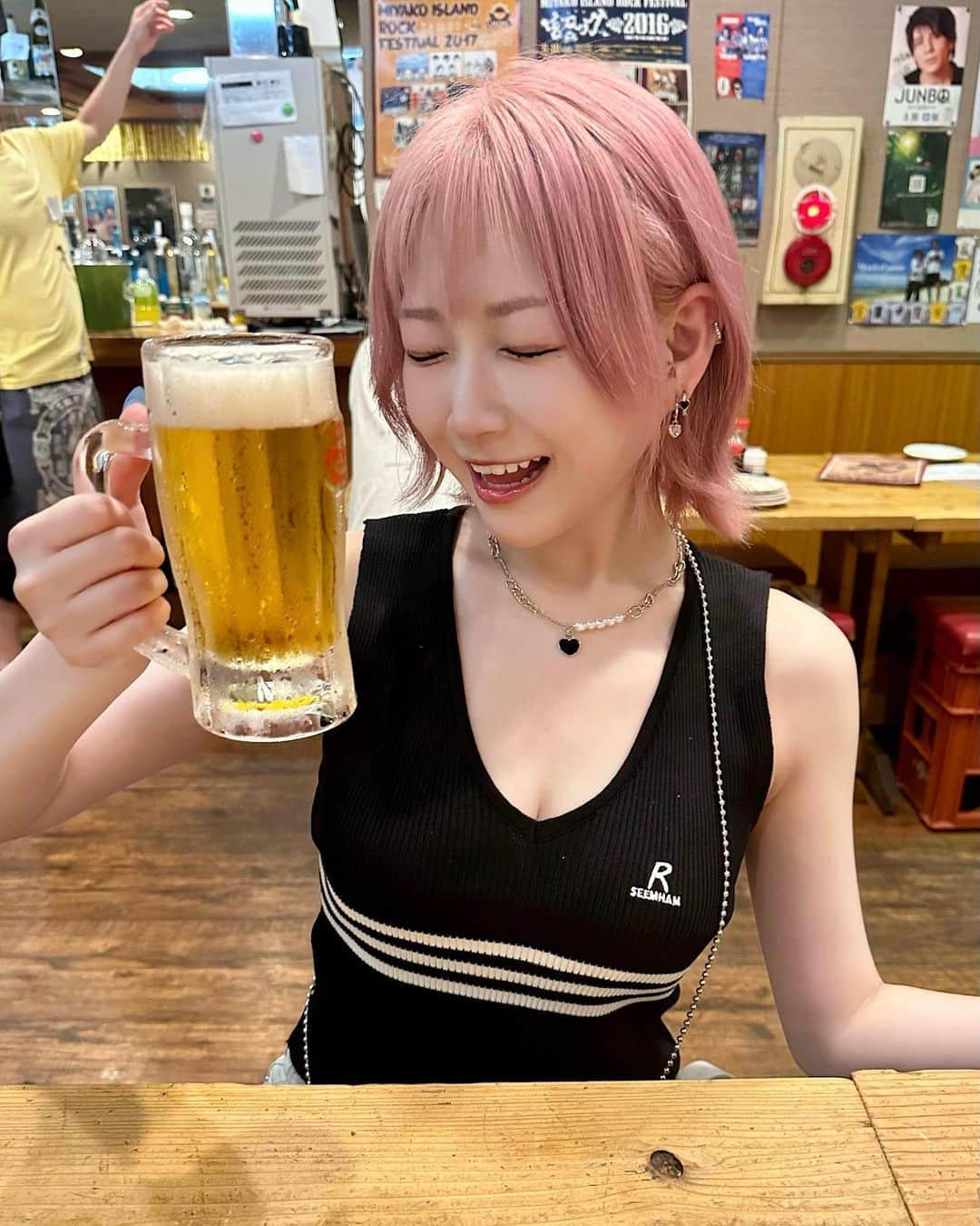 羽音朱ジュリィ（山本朱莉）のインスタグラム：「普段はあんまりビール飲まないけど沖縄来たらオリオン飲まないとって思って飲んだらめちゃウマでしたと😳🍻」