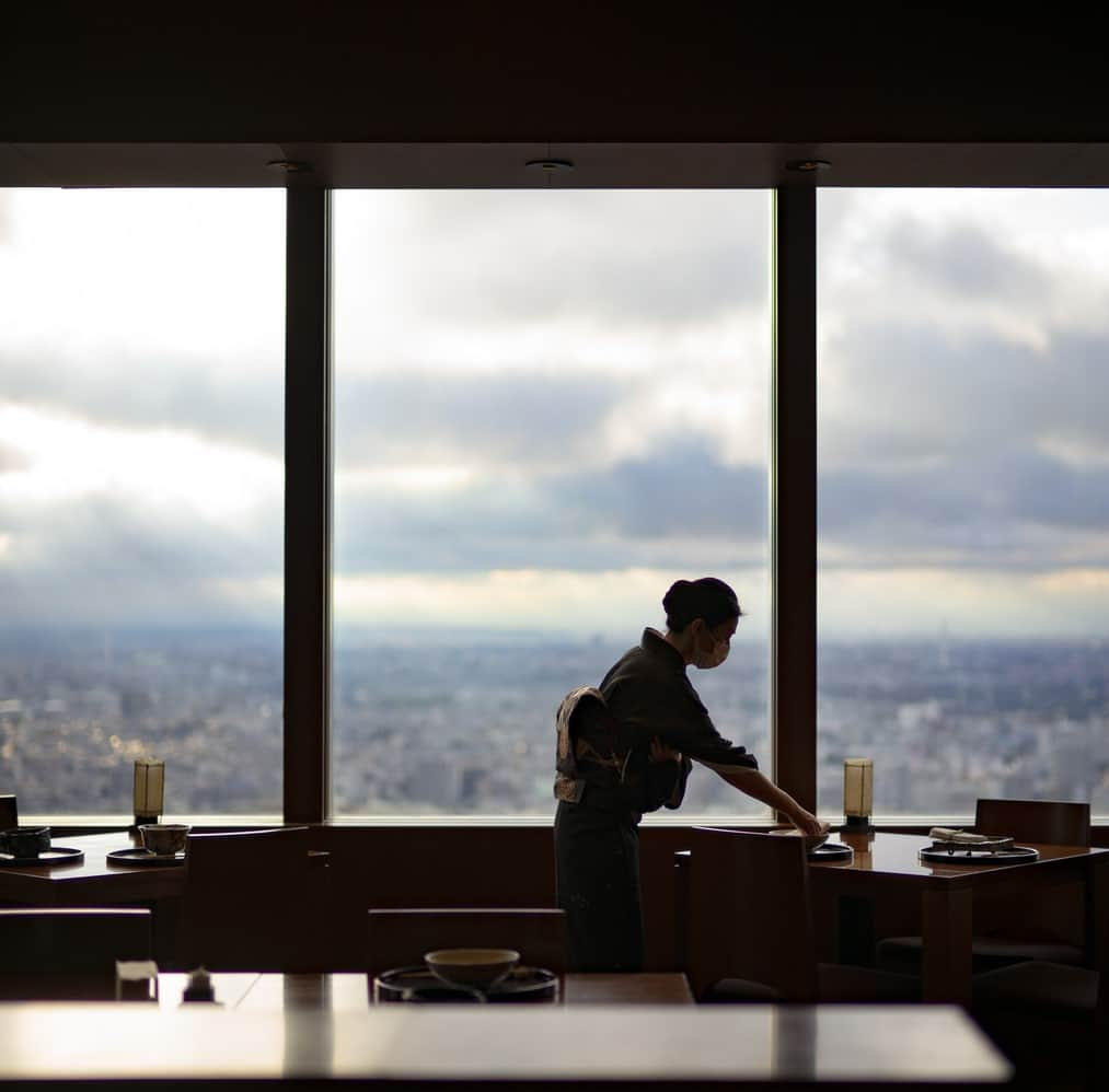 Park Hyatt Tokyo / パーク ハイアット東京さんのインスタグラム写真 - (Park Hyatt Tokyo / パーク ハイアット東京Instagram)「At Kozue, we prepare the finest Japanese cuisine from traditional country-style dishes to innovative kaiseki paying attention to every detail for a memorable dining experience.  夕刻になり、梢の窓からは穏やかな光が差し込んで。厨房からは豊かな出汁の香りが漂い、お客様をお迎えする準備が着々と進んでいます。  Share your own images with us by tagging @parkhyatttokyo ————————————————————— #parkhyatttokyo #ParkHyatt #Hyatt #luxuryispersonal #discoverjapan #JapaneseRestaurantKozue #Japanesecuisine #kozue #NobuhiroYoshida #パークハイアット東京 #梢 #日本料理 #おもてなし #吉田展大 @chef_thibault_chiumenti 　@shumpeiohsugi_photographer」8月2日 18時30分 - parkhyatttokyo