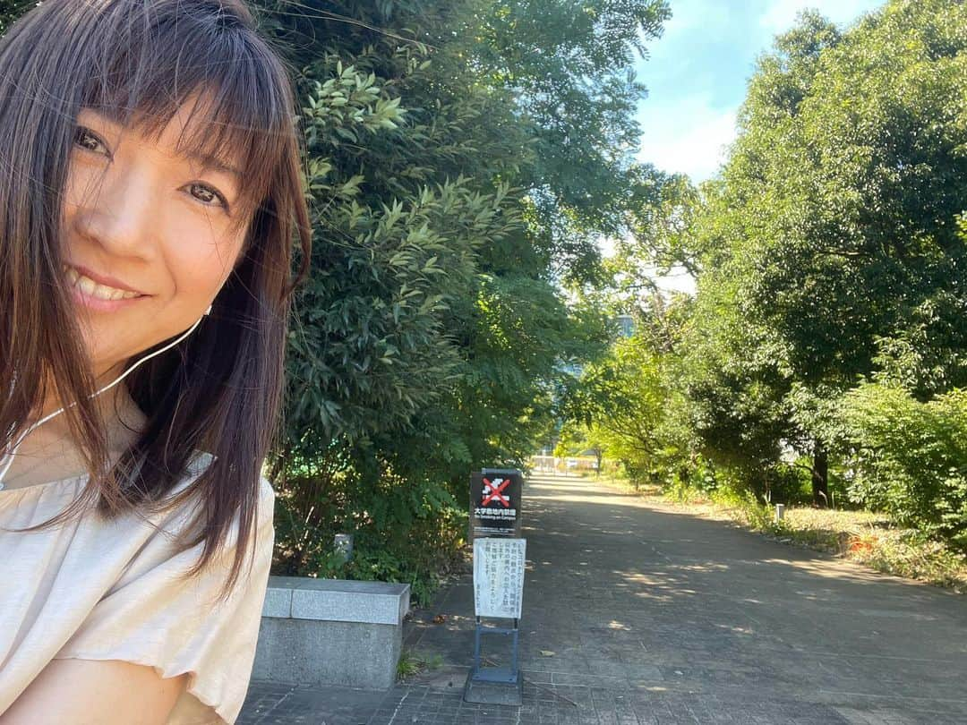 根本美緒さんのインスタグラム写真 - (根本美緒Instagram)「@柏の葉キャンパス みどりがいっぱい🌲🌲  やっぱり木の下はMRT(放射を重視した暑さ指数)が30近く低く過ごしやすい✨って論文を今日発表してくれてる学生がいました😊  2枚目はそんな研究室から見た夏空  #大学院 #大学院生 #ゼミ #久々対面 で行って来たw #東京大学」8月2日 18時27分 - nemotomio.official