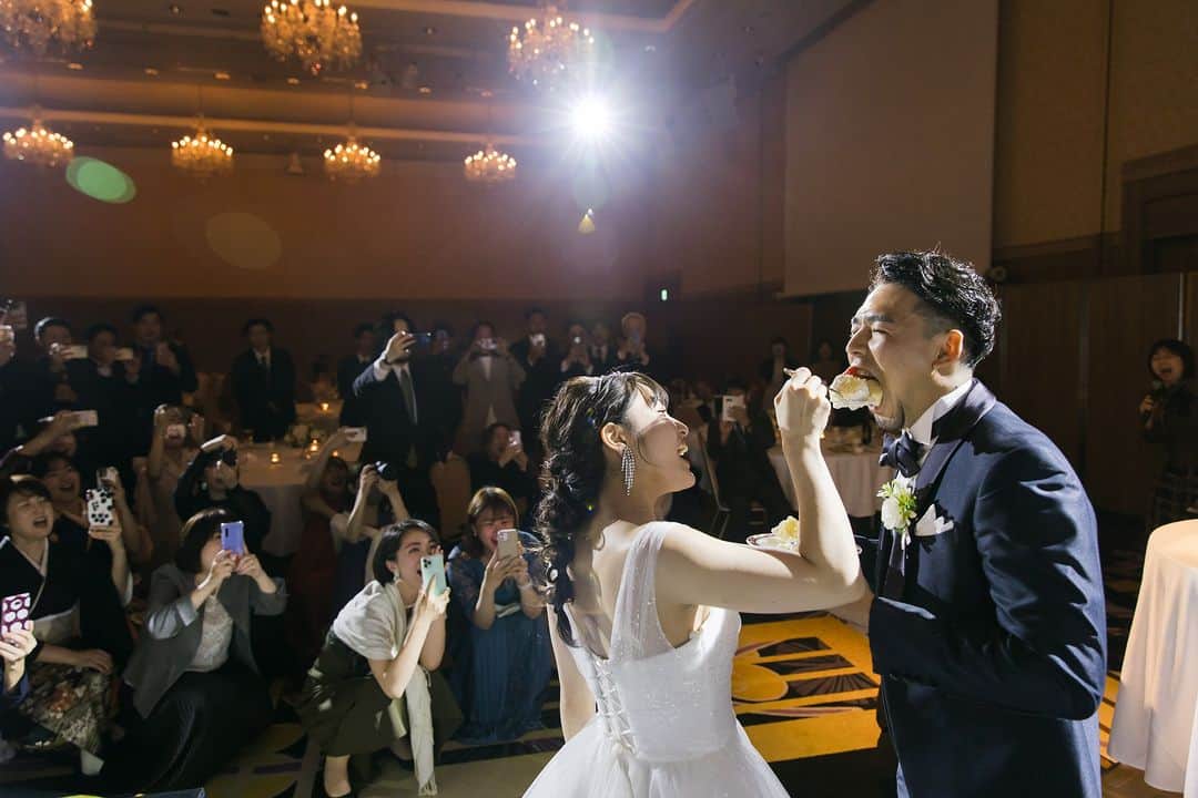 【公式】小さな結婚式さんのインスタグラム写真 - (【公式】小さな結婚式Instagram)「. @petit.wedding をフォローしてね♩ #小さな結婚式 をつけてのお写真投稿も大歓迎です♡ こちらの公式IGでリグラムさせていただきます＊ . ウェディングケーキ入刀からファーストバイトは 絶対にお写真に残したい定番ショット📷✨  純白のウェディングドレスに 真っ赤なイチゴのケーキがよく映えています！ . >>#小さな結婚式札幌店 . ——————— #petitwedding #ラヴィファクトリー #前撮り #結婚式 #プレ花嫁 #卒花 #家族婚 #少人数結婚式 #ウェディング #wedding #bridal #weddingdress #花嫁 #挙式 #結婚式準備 #式場探し #日本中のプレ花嫁さまと繋がりたい #結婚式の思い出に浸る会 #結婚準備 #北海道花嫁 #ウェディングフォト #花嫁コーディネート #北海道花嫁 #結婚式披露宴 #披露宴演出 #ケーキ入刀 #ファーストバイト #撮影指示書 #ウェディングケーキ」8月2日 17時02分 - petit.wedding