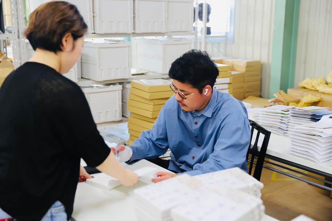 井田幸昌のインスタグラム：「Sign, sign, sign…Haha  サイン祭りしてますよん。  この本は、一人の画家の「制作メモ」です。 僕の記憶や、見てきた景色、制作途中で書き殴った想い、大切にしている言葉。こうした作品の背景にあるかけらを、まとめたもの。  本書には、展示などするつもりもないプライベートで描いた作品や写真も収めている。 決して表向きではない僕、井田幸昌の裏側。 キャンバスの裏側みたいなものかな。 だからこれは、本のかたちをした僕自身だし、「作品」なんだろうね。 芸術に対する参考書でもビジネス本でもなんでもない。 だからこの本を読めば何か知識が得られるとか、何かができるようになるとか、そういうものでもないと思います。  ただ、役にはたつかどうかは知らないけど、大事なものがあるんじゃないかって思う。 目に見えて役に立つことが書いてあるように見えるようなビジネス本とか自己啓発系の本とか、そこら中に溢れかえっているじゃないか。 僕はそんなものはつくりたくなかった。 例えば絵もそうだ。 何かに使える便利な道具じゃない。でも、色や、かたちや、におい、それが置かれた空間、それらをとおして、人の心は動く。心が動けば、身体もうごく。 ちょっと世界を違った視点で見てみようかという気持ちと行動にもなることがある。 それってとても人間らしい活動なんじゃないかな。 またそれぞれの内面や、忘れていた気持ちや記憶を想起することもあるだろう。 そうやって僕たちは、自分の生き様を確認しながら、なんとかこの世界を生きていくことができる。 だからこの本も、本というかたちで、言葉や行間、写真、絵をフィルターとして、何かを想えるようなものにしたいと思った。  勘違いしてほしくないのは、決してアートビジネスをしたい人、している人に向けてつくった本ではないということ。  俺の知見をフル活用したような業界構造とかそういった文脈を書く本はまた違うタイミングがあれば書くよ。  #100年後への置き手紙 は、本という形式を使った、#井田幸昌 の作品です。」