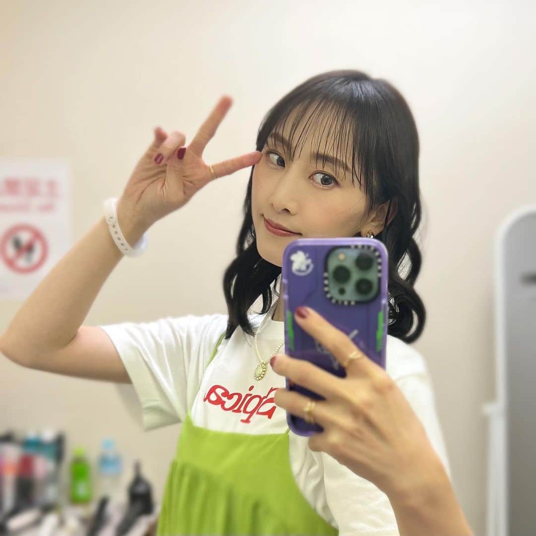 松井玲奈のインスタグラム：「質問が多かったこの日のメイク。 💄MUZIGAE MANSIONのICY GLOW 06 Cheshire  ベースメイクは @cledepeaubeaute の ヴォワール コレクチュールn ヴォワール イドラタン ロングトゥニュ  @lauramercier の フローレス ルミエール ラディアンス パーフェクティング トーンアップ クッション　 をブラシにとって塗ってもらってました。  崩れないし、綺麗な立体感が出て素敵メイクでした✨」