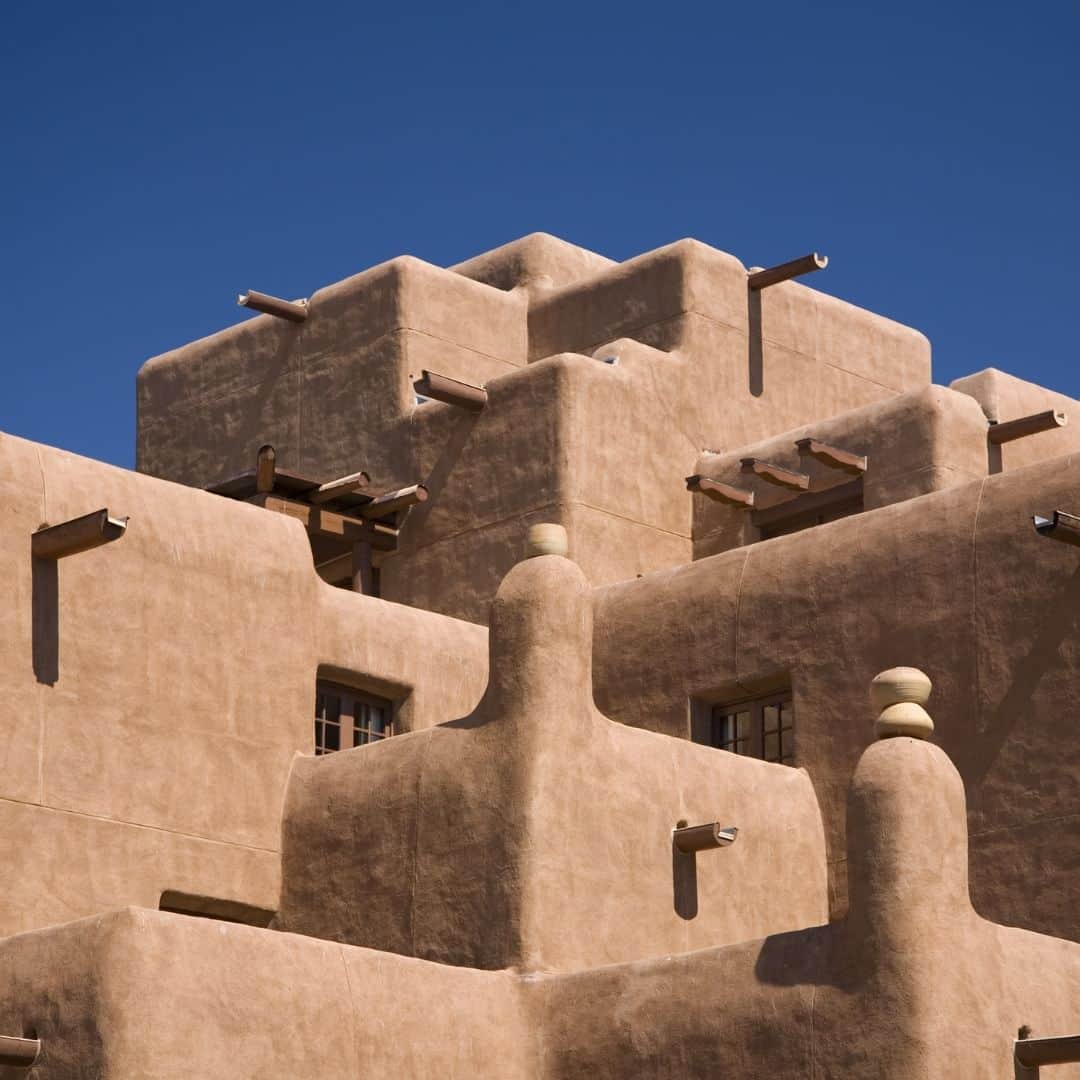 アメリカ大使館さんのインスタグラム写真 - (アメリカ大使館Instagram)「アメリカ50州を毎週1州ずつご紹介するプロジェクト「#全米50州の魅力」。第31回目は、南西部に位置し、美しい砂漠の風景や豊かな文化が特徴のニューメキシコ州(New Mexico)です。州内には先住民族の文化遺産や歴史的な遺跡が多く、アーティストやアート愛好家にも人気のある地域です。プエブロ・リバイバル建築は、地域の文化や伝統に敬意を表し、自然素材を活用した環境に優しい住宅を提供することで人気となっています。  Santa Fe Chicken Pita Pizzasは、サンタフェチキンをトッピングしたピタパンベースの美味しいピザです。😋  📍: New Mexico Cliffs 📍: Balloon Fiesta, Albuquerque, NM 📍: Pueblo Revival architecture, Santa Fe, NM  #NewMexico #ニューメキシコ #NM #LandofEnchantment」8月2日 17時00分 - usembassytokyo