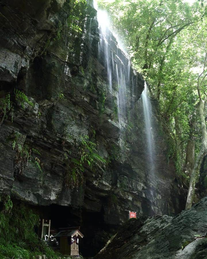 和みわかやまさんのインスタグラム写真 - (和みわかやまInstagram)「. 海南市にある福勝寺🍃滝を裏側から見ることができる「裏見の滝」もあります！神秘的な雰囲気が漂っていますね💛  📷：@kyabe2kun 📍：和歌山市近郊エリア 海南市  和歌山の写真に #nagomi_wakayama のハッシュタグをつけて投稿いただくと、その中から素敵な写真をリポストします😉 . . . #和歌山 #和歌山観光 #和歌山旅行 #わかやま #和みわかやま #wakayama #wakayamajapan #wakayamatrip #wakayamatravel #nagomi_wakayama #wakayamagram #福勝寺 #裏見の滝 #空海 #弘法大師 #お寺 #kainan #temple #waterfall #shrine #旅行 #国内旅行 #旅行好きな人と繋がりたい #観光 #travel #trip #travelgram #japan #travelphotography」8月2日 17時00分 - nagomi_wakayama_tourism