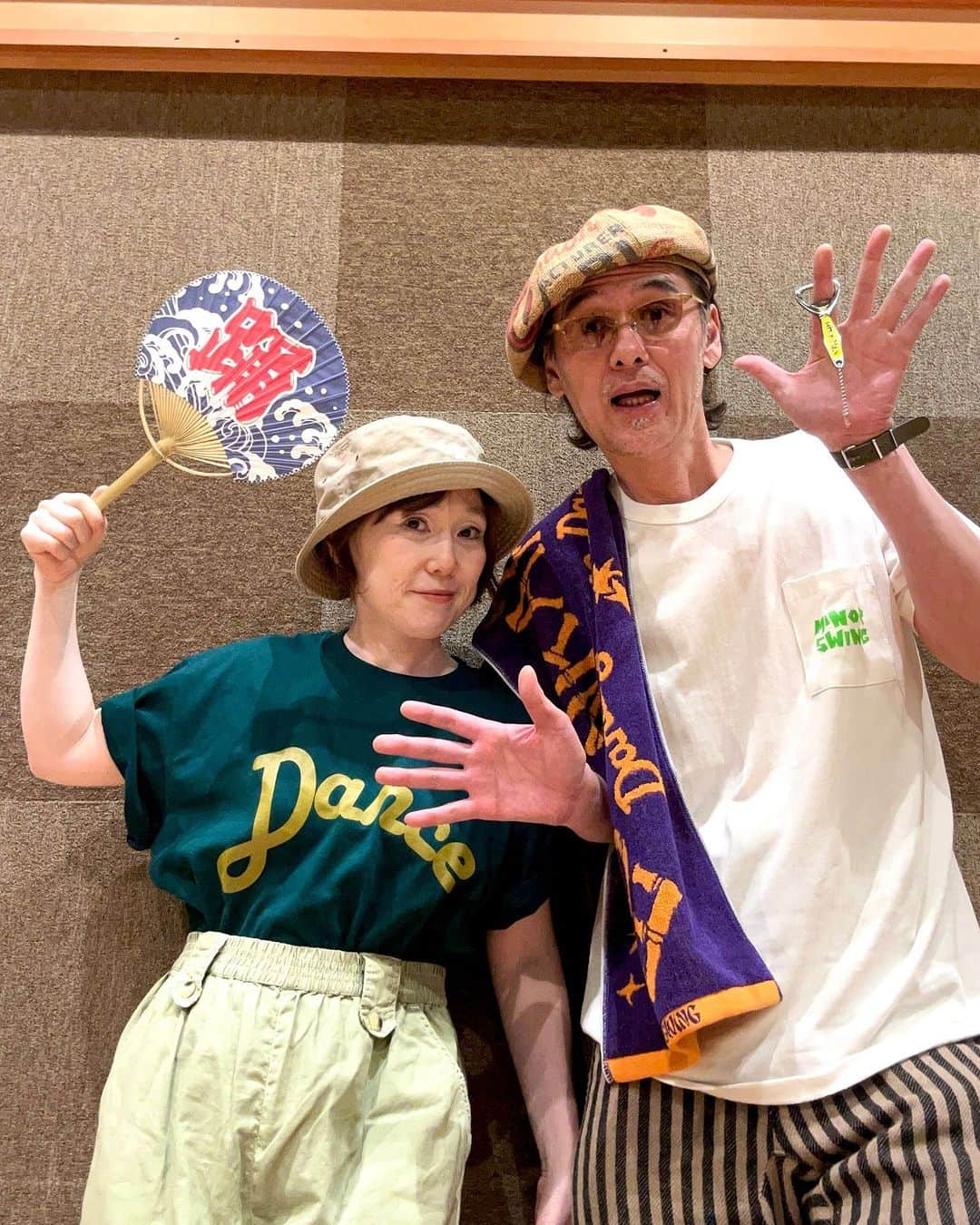 EGO-WRAPPIN'さんのインスタグラム写真 - (EGO-WRAPPIN'Instagram)「. いよいよ今週土曜日！「Dance, Dance, Dance 2023」新グッズのお披露目です。 3年ぶりの開催となる今年もたくさんのグッズをご用意しています。 森ラッピンこだわりのポケットTシャツや夏の野外にぴったりなバケットハット、オリジナルのレトロ栓抜き、町中華をイメージしたグラスセットなどのNEWアイテムはもちろん、久々の缶クージーや竹うちわ、キーホルダー、定番のDance Tシャツは新色が3色も登場です！ ぜひお買い求めください。 写真はよっちゃん、森ラッピン共にLサイズ着用です。  グッズの詳細はオフィシャルサイトGOODSページをご覧ください。 https://www.egowrappin.com/goods/  【グッズの先行販売のお知らせ】 ■8月5日（土）東京／日比谷野外音楽堂　14:30～16:30（予定） ■9月9日（土）大阪／大阪城音楽堂　14:30～16:00（予定） ---------------------------------------------------- 先行販売はチケットをお持ちでないお客様もご利用いただけます。 また先行販売のほかに、開場時間中、終演後もグッズ販売を行います。 ※開演中は販売を行いません。 ※当日の販売時間は、会場の状況により多少前後する場合がございます。予めご了承ください。  8月5日（土）14:30より通信販売も行います。 あわせてご利用ください。 ＜オフィシャル通販サイト＞ https://acqua-store.jp/pages/ego  #egowrappin #エゴラッピン  #dancedancedance  #日比谷野外大音楽堂  #大阪城野音  #newグッズ」8月2日 17時00分 - egowrappin_official