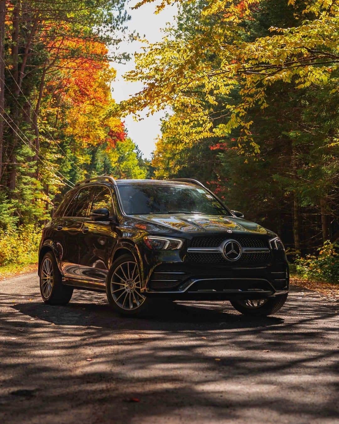 Mercedes-Benz Thailandのインスタグラム：「Mercedes-Benz GLE 300 d 4MATIC AMG Dynamic ที่สุดแห่ง SUV ที่พร้อมพาคุณลุยได้ในทุกเส้นทางไม่ว่าจะเป็นป่าเขาสูงชัน หรือ Off-Road มากแค่ไหน GLE คันนี้ก็เอาอยู่!  ✅ ด้วยขุมพลังการขับเคลื่อนแบบ 9G-TRONIC ที่ให้คุณขับเคลื่อนได้อย่างเต็มประสิทธิภาพ ✅ โดดเด่นด้วย AMG Bodystyling รอบคัน ให้อารมณ์สปอร์ตครบทุกมิติ ✅ มีพื้นที่รองรับผู้โดยสารภายในได้สูงสุดถึง 7 ที่นั่ง หรือจะปรับเบาะนั่งแถวที่สองพับได้แบบ 40 : 20 : 40 ก็สามารถขนของหรือสัมภาระได้อย่างเต็มที่  📷 rcastillophotos for #Mbphotopass  *อุปกรณ์บางส่วนในภาพอาจแตกต่างจากที่จำหน่ายจริง โปรดตรวจสอบรายการอุปกรณ์ของรถยนต์แต่ละรุ่นที่ผู้จำหน่ายฯ อย่างเป็นทางการทั่วประเทศ​​  #GLE #MercedesBenz #MercedesBenzThailand」