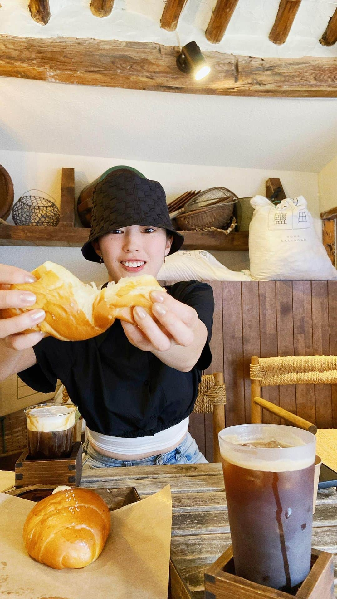 七野李冴のインスタグラム：「【Seoul Cafe☕️🇰🇷】 韓国でブームの塩パン専門店行ったよ！ ソルティミルクラテとソルティミルクパンどっちかにすべし。 📍Seoul, Ikseon-dong 서울 종로구 수표로28길 21-5 (익선동) ☕️ @sohasaltpond  🇰🇷 #risastripinkorea   #seoulcafe #sohasaltpond #coffeetime #ikseondong #イクソンドン  #韓国カフェ #カフェ旅 #おすすめカフェ #韓国旅行 #韓国情報 #海外旅行 #旅服 #소하염전　#익선동카페 #익선동」