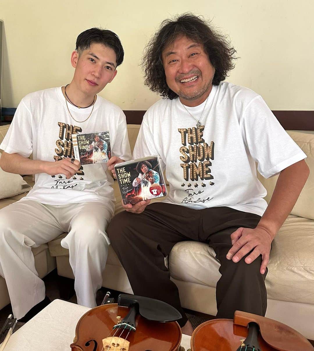 葉加瀬太郎のインスタグラム：「僕のニューアルバムTHE SHOW TIMEが本日発売になりました！ 初のライブ版🎻 ぜひ聞いてくださ～い。  プロ塾生の大森駿音君が初回限定版のTシャツを着て遊びにきてくれました😊 皆さんもコンサート会場に着てきてね～  今朝の日経新聞にどーんと出てます！  #葉加瀬太郎 #THE SHOW TIME  #葉加瀬太郎コンサートツアー2023」