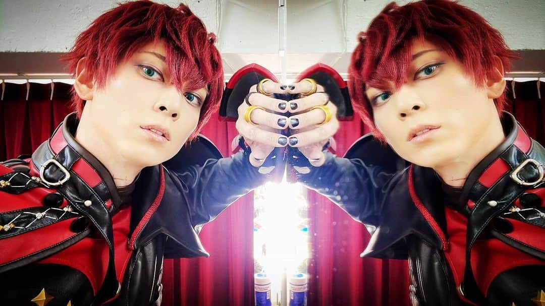 のインスタグラム：「舞台『魔法使いの約束』祝祭シリーズPart2の秘蔵の写真。  衣装の細かい部分、舞台では見えなかったであろう透けてるところ。が、見えますね。  8月16日のニコ生、『太陽の宇宙チャンネル』では、役作り、見せ方、アルシムの使い分け、三部作と祝祭など。より深いところを話そうかなと。1時間はオーバーするかもですが。  https://sp.live.nicovideo.jp/watch/lv342173116 ※前回の放送のURL  #まほステ #ミスラ #魔法使いの約束 #まほやく #鮎川太陽 イケメン #声優 #俳優 #モデル」