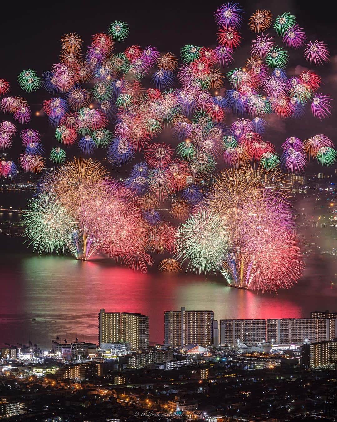 旅行メディア・じゃらん〈公式〉さんのインスタグラム写真 - (旅行メディア・じゃらん〈公式〉Instagram)「#びわ湖大花火大会 2023年8月8日開催予定の琵琶湖の夏の風物詩。びわ湖大花火大会が４年ぶりに開催します。約10000発の花火が夜空と湖面を彩ります。  . . ━━━━━━━━━━━━━━━ 📍 滋賀県「びわ湖大花火大会」 📷 @ta2funk 📅 2018 ━━━━━━━━━━━━━━━ . . #jalan_travel　をつけていただいた中からpick upしました 素敵なお写真をありがとうございました┈✈︎  .  . ☑ あらかじめ最新情報をご確認の上、お出かけください。 ☑ #jalan_travel をつけて、ぜひ今までの旅行先の思い出写真を投稿してください。このアカウントでご紹介させていただきます。(じゃらんニュースでも紹介される可能性があります） . . . . . . #いつか行きたい #じゃらん #観光 #観光地 #観光スポット #旅行 #旅行好きな人と繋がりたい #旅行好き  #japantravelphoto #japantrip #japantravel #国内旅行 #絶景 #絶景スポット #誰かに見せたい景色 #誰かに見せたい風景 #滋賀 #滋賀観光 #滋賀旅行 #shiga #花火 #琵琶湖」8月2日 17時01分 - jalan_net