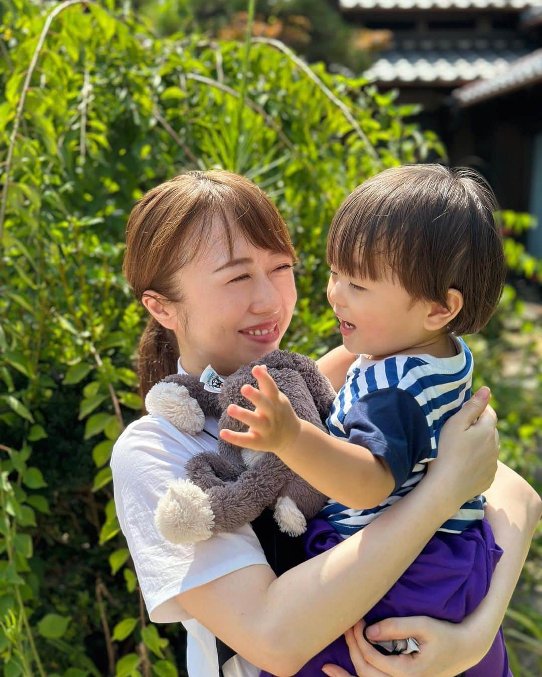 あいりのインスタグラム：「暑い日が続いていますね🥵 皆様、体調は崩されていませんか？  私は崩しまくりです〜🤣 風邪をこじらせてしまい、咽頭炎やら さらにまたもや副鼻腔炎になってしまったり… ようやく落ち着いてきたところです☺️ 一つ病気にかかると、長引く長引く笑 体力がない証拠ですね😅  ここ最近バタバタ続きでしたが 本腰入れてそろそろしっかり体力作りをしていきたいなと 思っています🙋‍♀️  YouTubeの動画もアップする頻度が 少なくなってしまいすみません！ 私の編集にかかっていますが 今日か明日にはアップしようと思っています！  前から何回も言っちゃってますが…本当に健康が1番！！ 皆様もどうかご自愛くださいね☺️  先日、コクーンの実家に行った時の写真をお届けします✨ 4枚中3枚、ぽぽちゃんが目を瞑っていますが どれも愛おしい。 日差しで眩しい中、頑張って写真撮影に付き合ってくれました😆❤️ ありがとぽぽ！！  #1歳8ヶ月  #1歳8ヶ月息子」