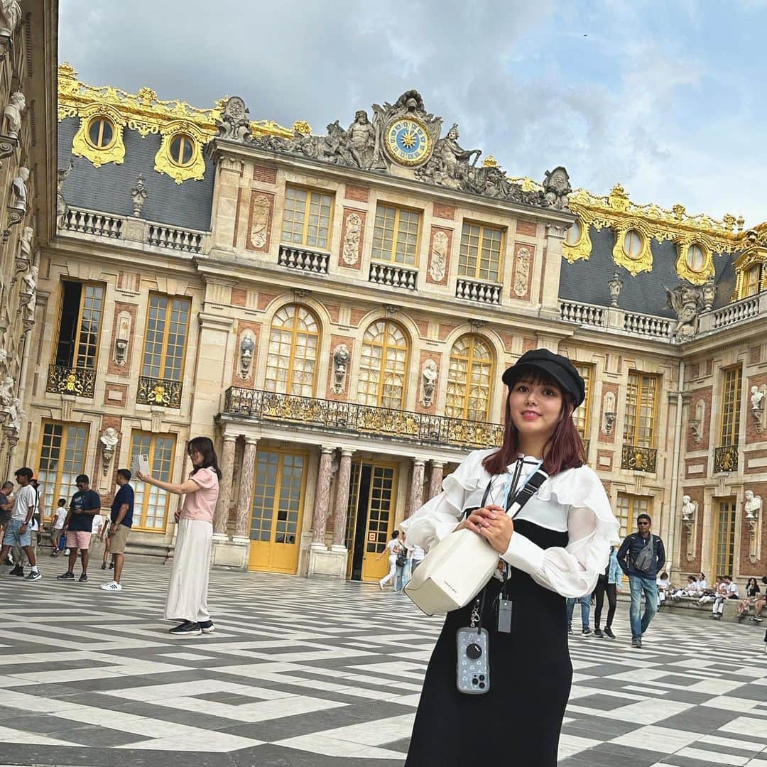 瑞稀ミキのインスタグラム：「ヴェルサイユ宮殿🇫🇷 全てが美しい場所でした…！ 日本語のガイドさんについてもらったので、どんな歴史があるか、どんな絵なのかなどなど 詳しく教えてもらえて興味津々🥺🫶🫶 パリの写真集もつくりまして、先日のみきちゅ上映イベントで先行販売したのですが めちゃくちゃ評判が良くてうれしーっ❗️前回のよりパワーアップさせたくて、慣れないアプリで編集もしてみた✌️ 受注生産で通販もしたいと思うので続報をお待ちくだせえ😃🩷」