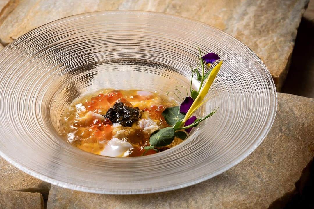 レストランKIYOMIZU東山庭のインスタグラム：「暑い夏の夜に、清涼感あふれる料理や旬の食材を使った料理を東山庭で是非！  ------------------------------------------------------------------------  【レストラン営業時間】  ◎Dinner 17:00～21:30（LO20：30）  ※定休日／月曜日・火曜日   【ご予約方法】 プロフィール欄 URL より受付中 ▶ higashiyama.garden   電話予約も承っております ▶050-3159-6517 ------------------------------------------------------------------------ #higashiyamagarden #ヒガシヤマガーデン #東山庭 #kiyomizu京都東山 #京都東山 #京都グルメ #京都ディナー #京都観光 #京都レストラン #京都フレンチ #プロポーズ」