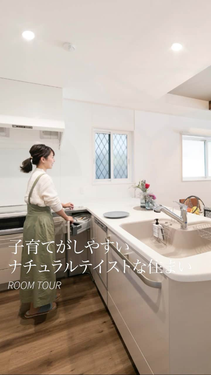 完全フル装備の家　富士住建のインスタグラム：「【富士住建 Room Tour 𖤣𖠿𖤣】  富士住建で建てて下さったおうちをご紹介❕  設備にこだわった子育てしやすい家に。  折り上げ天井をあしらったリビングルームは、木のアクセントがとても効いており、オシャレな空間を演出🌱  富士住建では皆様の「しあわせな時と場所」を応援します😌   #富士住建 #戸建て #わくわくする家づくり #完全フル装備の家 #フル装備の家 #一戸建て #自由設計 #自由設計住宅 #標準仕様 #家づくりアイデア #注文住宅新築 #新築マイホーム #新築注文住宅 #住宅 #おしゃれな家 #新築住宅 #丁寧に暮らす  #日々の暮らしを楽しむ  #玄関 #ルームツアー #roomtour #ルームツアー動画 #キッチン #吹き抜け #折上天井  #ナチュラル #開放的 #住みやすい #子育て #アイアン手すり」