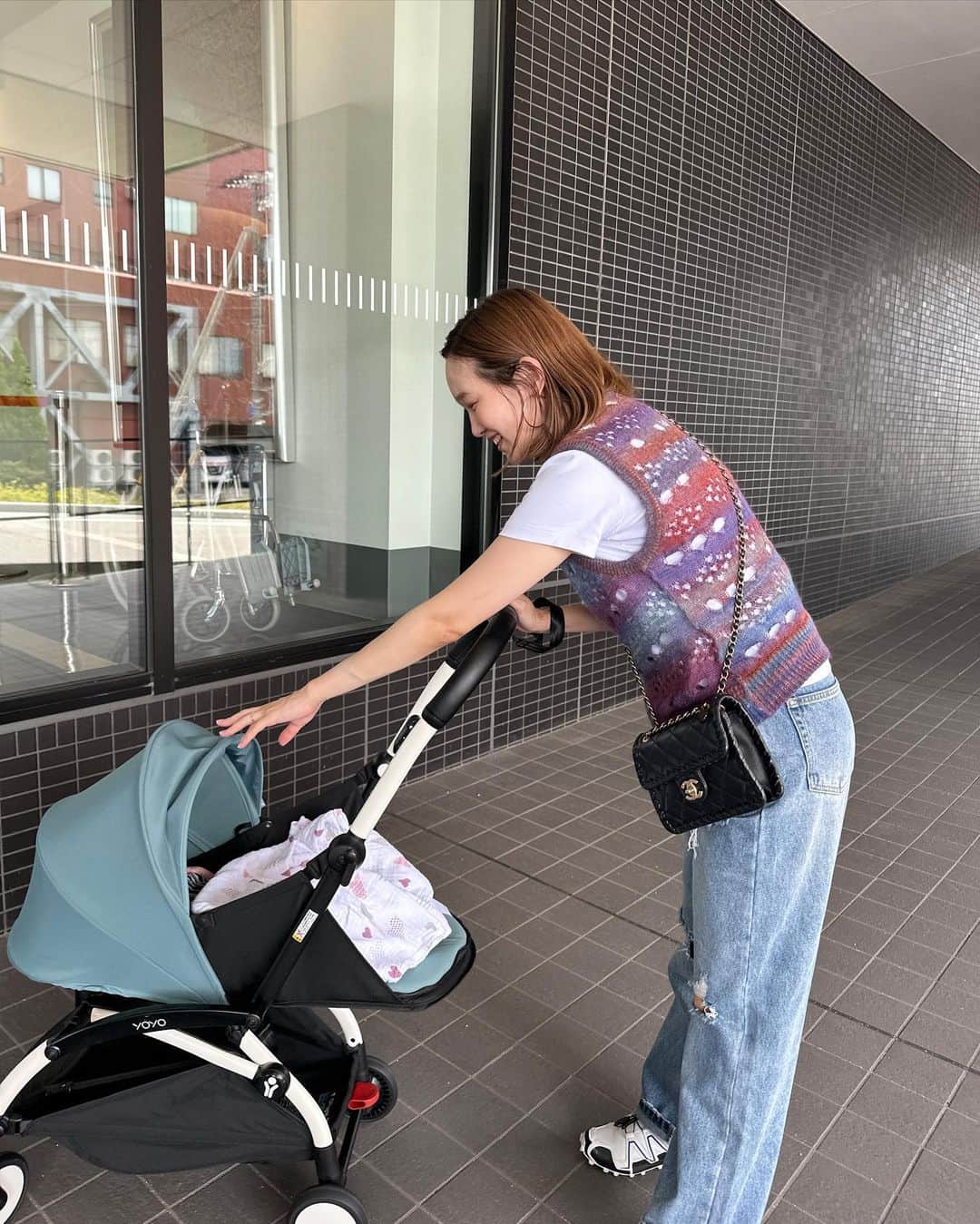 青木美緒のインスタグラム：「今日は少し遅くなったけど2週間検診☺️🐰👶🏻🏥 . 退院後初めて外に出るから、 病院行くだけだけど 私も娘も新しい服着た🫶  体重も優秀って言われて安心した😮‍💨🍼(肌もキレイにケア出来てるねって褒められた👶🏻🐰 #新生児」