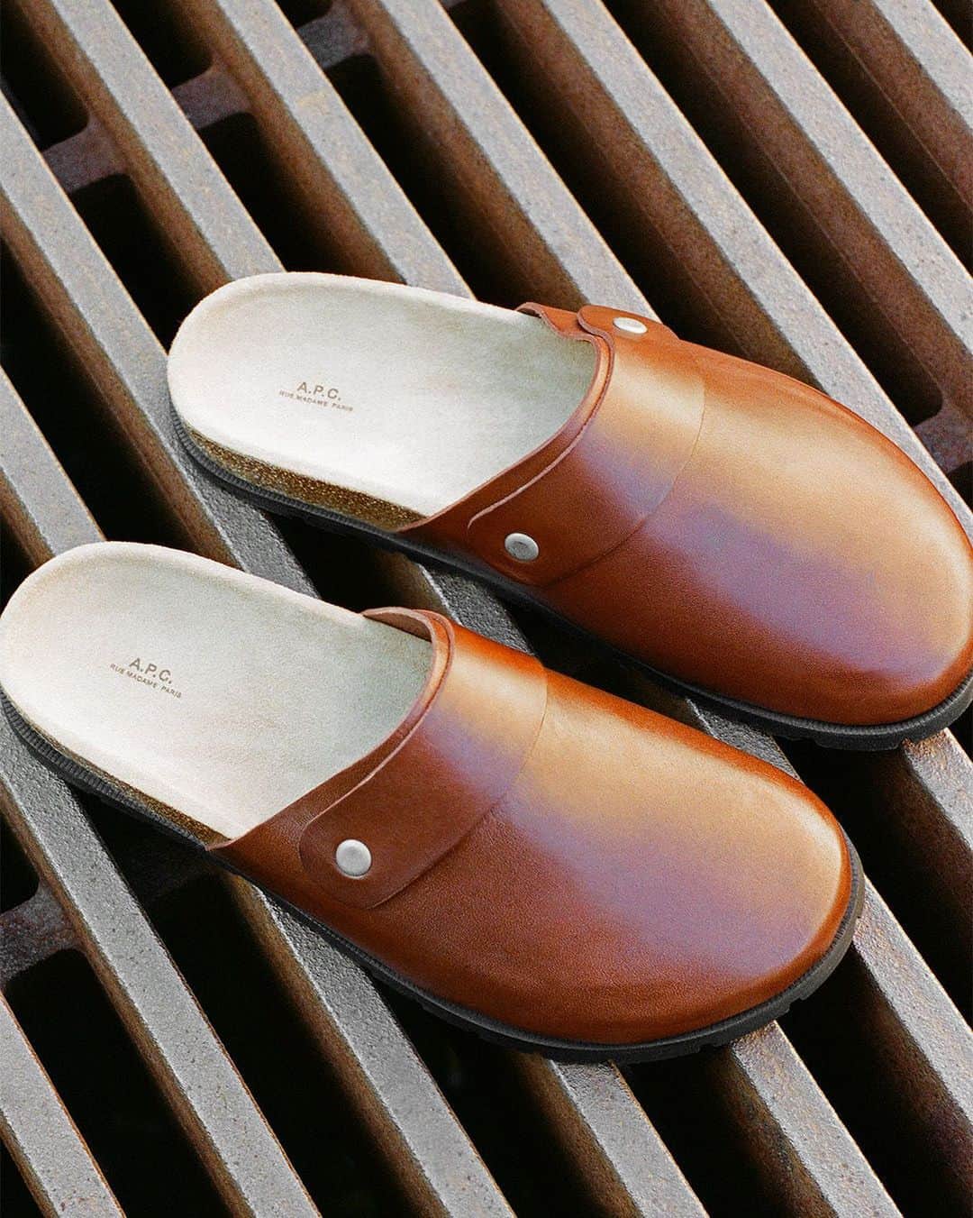 アーペーセーのインスタグラム：「The Danny mules in nut brown.  Photographed by @rubenhughes in Copenhagen.  #APCParis」