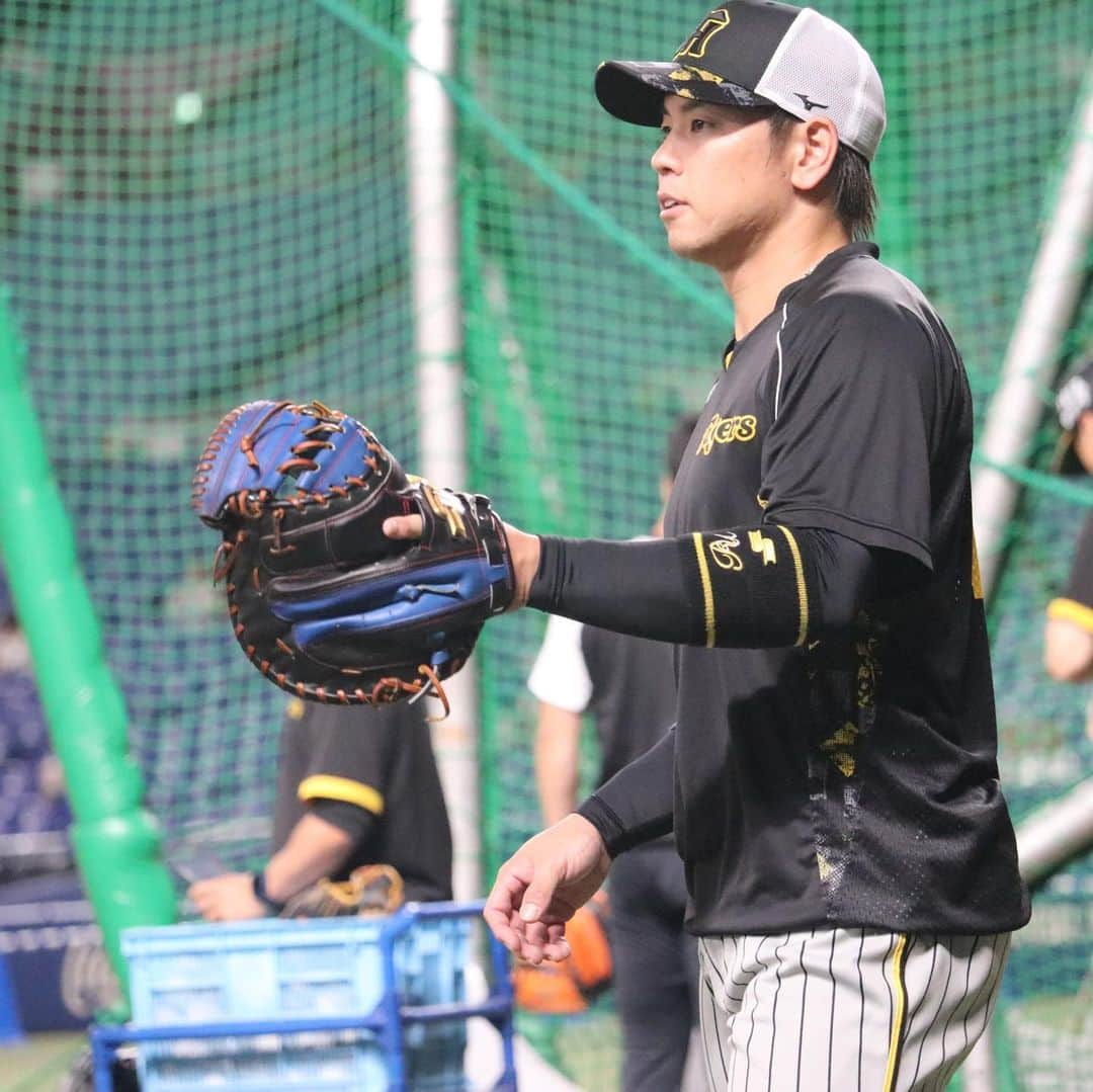 阪神タイガースさんのインスタグラム写真 - (阪神タイガースInstagram)「8月2日中日戦の試合前練習の様子です！ #熊谷敬宥 選手 #梅野隆太郎 選手 #渡邉諒 選手 #森下翔太 選手 #糸原健斗 選手 #小野寺暖 選手 #岩崎優 選手 #カイルケラー 選手 #馬場皐輔 選手 #小林慶祐 選手 #阪神タイガース  #JERAセリーグ #ARE」8月2日 17時23分 - hanshintigers_official