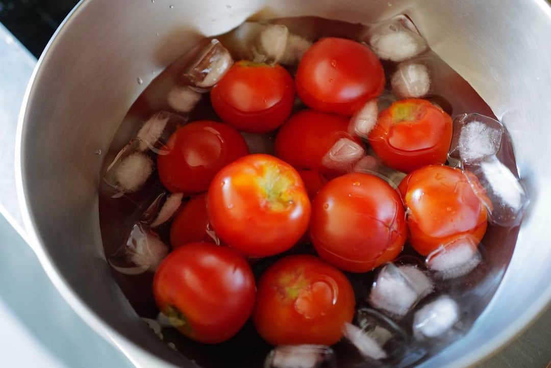 黒沢祐子さんのインスタグラム写真 - (黒沢祐子Instagram)「@10saki10 から美味しい加賀トマトを お裾分けいただきトマトソースに🍅  湯むきして、種取ってオリーブオイルでニンニクと玉ねぎ 炒めてからざく切りトマト投入 塩、胡椒、あればスパイスして煮込むだけ ちょー簡単で美味しい🥺 オレガノがあればよりよかったが本当に甘くて美味しい  トマト要ります？って言われ少しなら、と言ったものの もっと欲張りすれば良かったくらい甘くておいしい😋 さきちゃんありがと🙏🏻  #life #トマト #トマトソース」8月2日 17時23分 - yukowedding