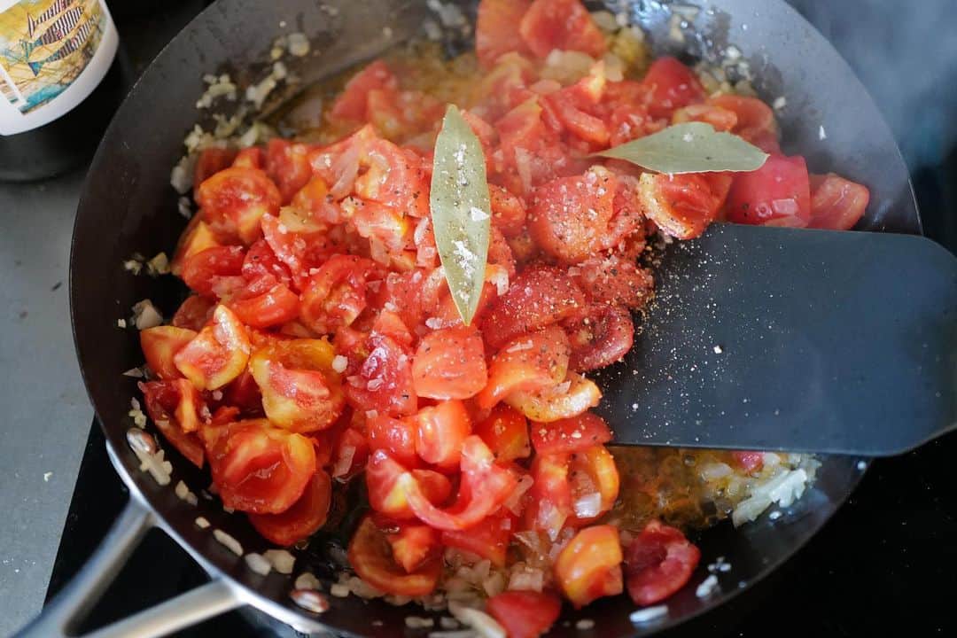 黒沢祐子さんのインスタグラム写真 - (黒沢祐子Instagram)「@10saki10 から美味しい加賀トマトを お裾分けいただきトマトソースに🍅  湯むきして、種取ってオリーブオイルでニンニクと玉ねぎ 炒めてからざく切りトマト投入 塩、胡椒、あればスパイスして煮込むだけ ちょー簡単で美味しい🥺 オレガノがあればよりよかったが本当に甘くて美味しい  トマト要ります？って言われ少しなら、と言ったものの もっと欲張りすれば良かったくらい甘くておいしい😋 さきちゃんありがと🙏🏻  #life #トマト #トマトソース」8月2日 17時23分 - yukowedding