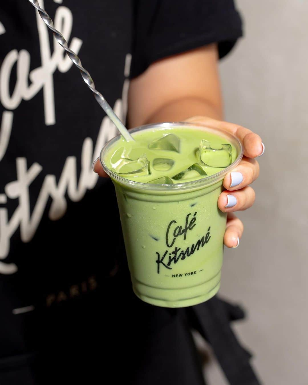 Café Kitsuné Parisのインスタグラム：「Chill out with the refreshing embrace of #CafeKitsune Iced Matcha Latte – a harmonious blend of vibrant matcha goodness and creamy indulgence 🍵💚」