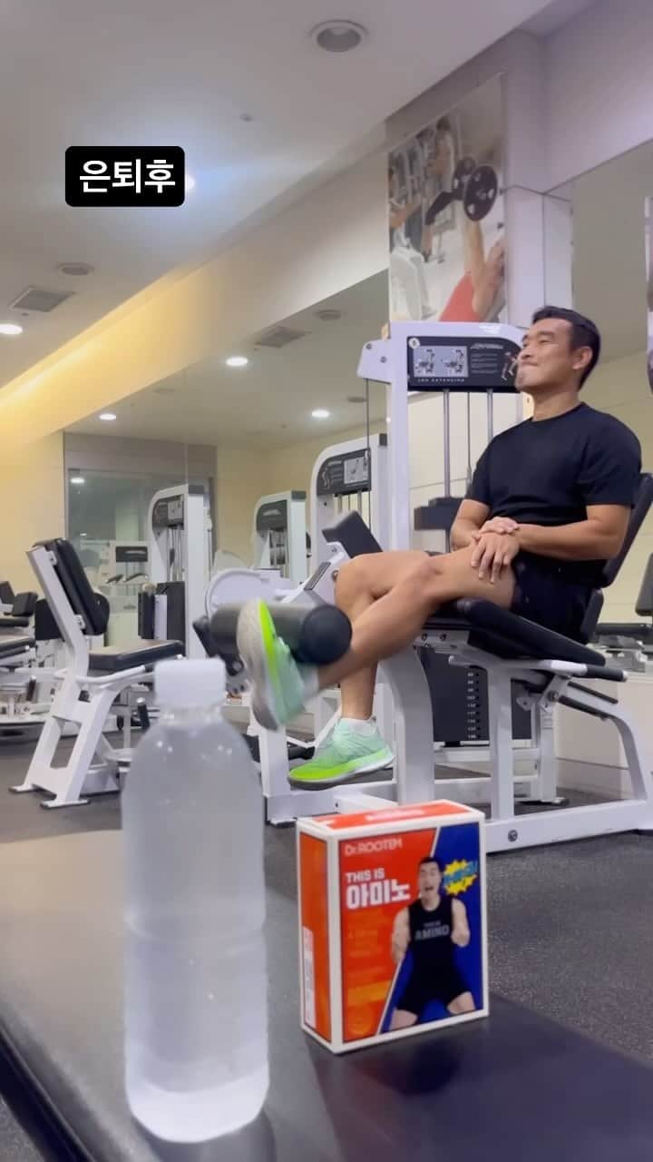 チョ・ウォニのインスタグラム：「조투소 ✨원희형의 현역시절 꿀템✨💪 운동 중 근육 컨디셔닝과 운동 후 회복을 위한 스포츠 뉴트리션🔥🥇 필수 아미노산(BCAA포함) 4100mg 함유👏 운동할땐 꼭 한포 먹고 가야돼 가야돼!🏃🏻🏃🏻‍♀️  @this_is_amino @wonhee06 #디스이즈아미노 #운동필수템」