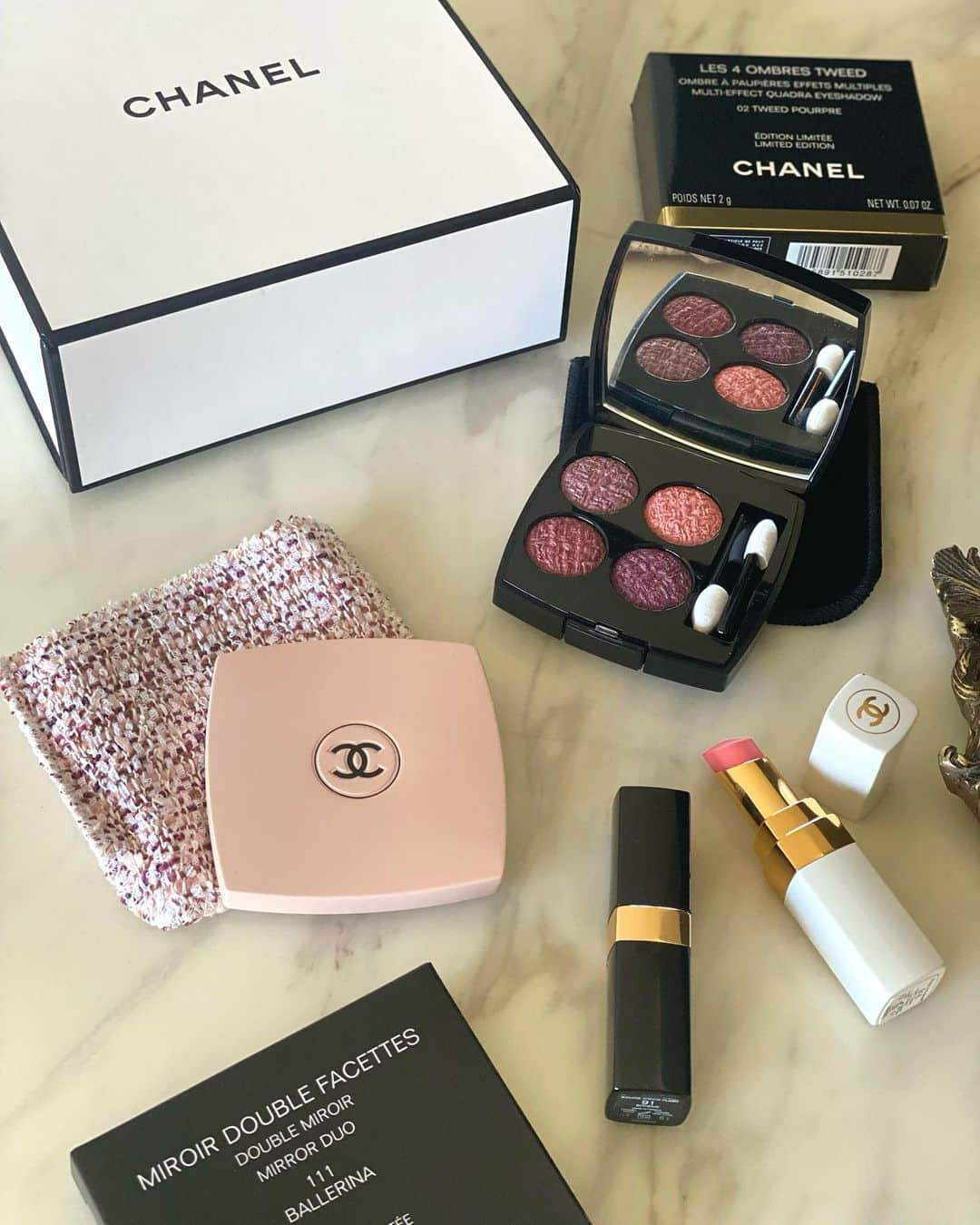 MICのインスタグラム：「CHANELの限定色のミラーをみんなでお揃いでゲットしたよ🎨 ⁡せっかくなので思い出投稿(꒦ິ⌑꒦ີ) ⁡ わたしは 111.BALLERINA（ピンク）にしました♡  あぐちゃんにプレゼントでもらったアイシャドウと相性ぴったり👫 ミラーとともに解禁しようかな（╹◡╹）💕  コーズウェイベイで購入しました❕ ブラシセットは全色完売で買えず(꒦ິ⌑꒦ີ)人気すぎる ⁡ ⁡ #CHANELミラー　 #chanel #chanelbeauty #miroirdoublefacettes #ミロワールドゥーブルファセット #シャネル #シャネルコスメ #シャネルビューティー #シャネルミラー #限定カラー #手鏡 #コンパクトミラー #ミラー #鏡」