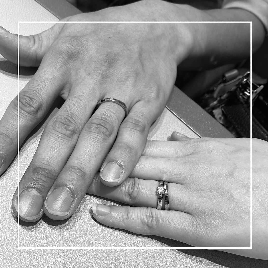 j_paris_bridalのインスタグラム：「————————————————  【お客様Photo💍】 ⁡ みなさまこんにちは😊 お客様のお写真を投稿させていただきます💓  シンプルなストレートという形に、他とは被らないデザイの入ったリングを選んでいただきました💍✨️ 婚約指輪との相性ぴったりですね🥰  ジュエリーパリでは指輪を選ぶ時間も楽しんでいただきたいという想いからスタッフが一から丁寧にご案内し、お2人の大切な指輪選びのサポートをさせて頂きます☺️💍 ⁡ 詳しくはお電話、メールにてお気軽にお問い合わせくださいませ📩 皆様のお越しを心よりお待ちしております♪  ————————————————  #婚約指輪 #結婚指輪 #マリッジリング #エンゲージリング #ブライダルリング #結婚指輪福井 #結婚指輪人気 #ジュエリーパリ福井 #婚約指輪福井 #結婚指輪人気 #結婚指輪おすすめ #ブライダル指輪 #結婚指輪専門店 #婚約指輪おすすめ #婚約指輪専門店 #ring #marriage #bridal #wedding #結婚 #ウェディング #プレ花嫁 #ブライダル  #結婚式  #結婚式準備 #福井のいいところ #jewelryparis #ジュエリーパリ」