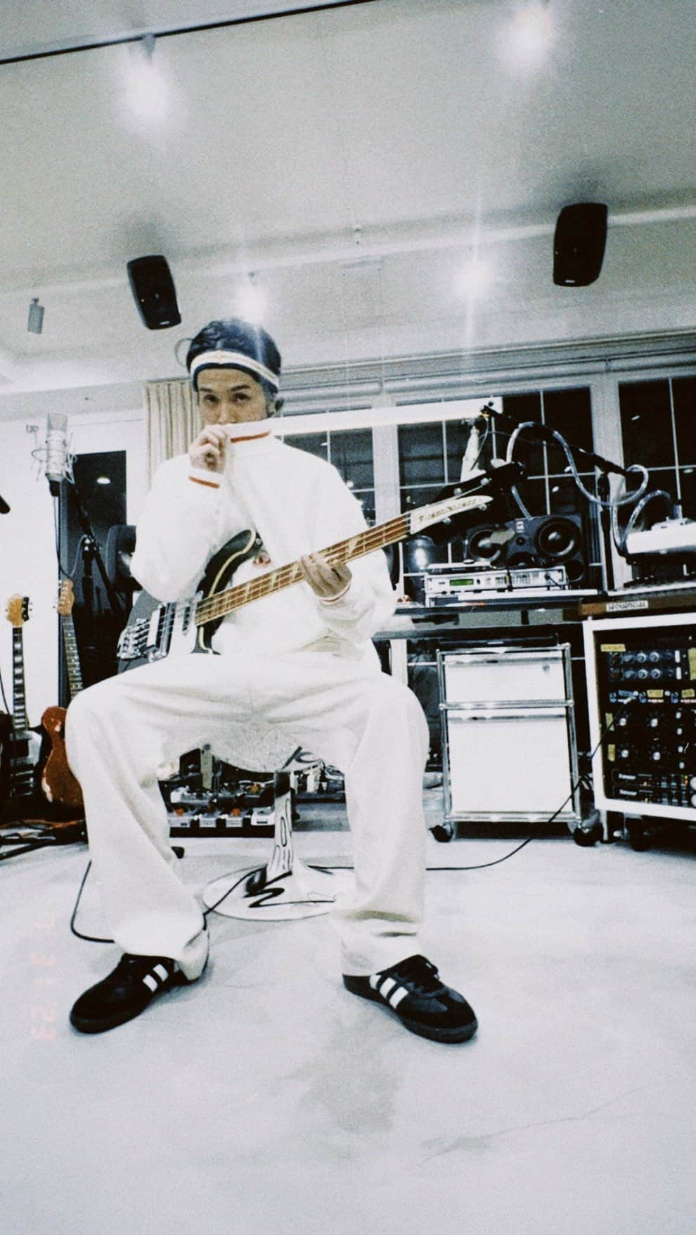 常田大希のインスタグラム：「KICKl3ACK ㅤ my bass came back from the repair. ㅤ ㅤ #chainsawman #kenshiyonezu」