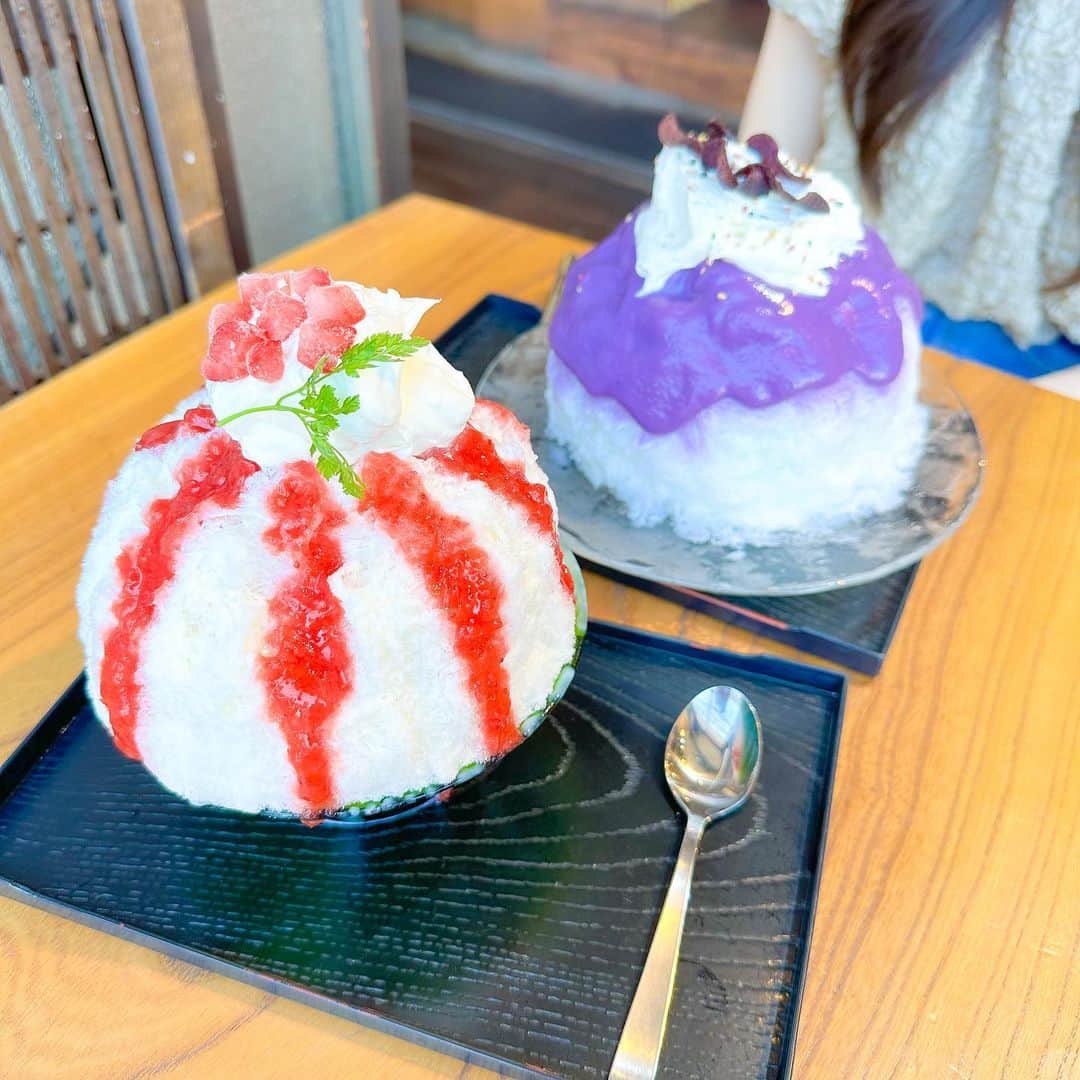 谷口夢奈のインスタグラム：「🍧 ⁡ ⁡ 夏らしく今年初かき氷〜🍧 和kitchenかんなさんメニュー数多すぎて 選ぶの大変だった…🥹💭 ⁡ さとかなさんが付き合ってくれて 一緒に食べたよ〜🥰🤍 ⁡ ⁡ #和kitchenかんな #かき氷 #かき氷巡り #三軒茶屋カフェ #shavedice #cafestagram #stylinghair #pinkhair #ヘアアレンジ #ひつじヘア #셀스타그램 #얼스타그램 #데일리룩 #오오티디 #먹스타그램 #맛스타그램」