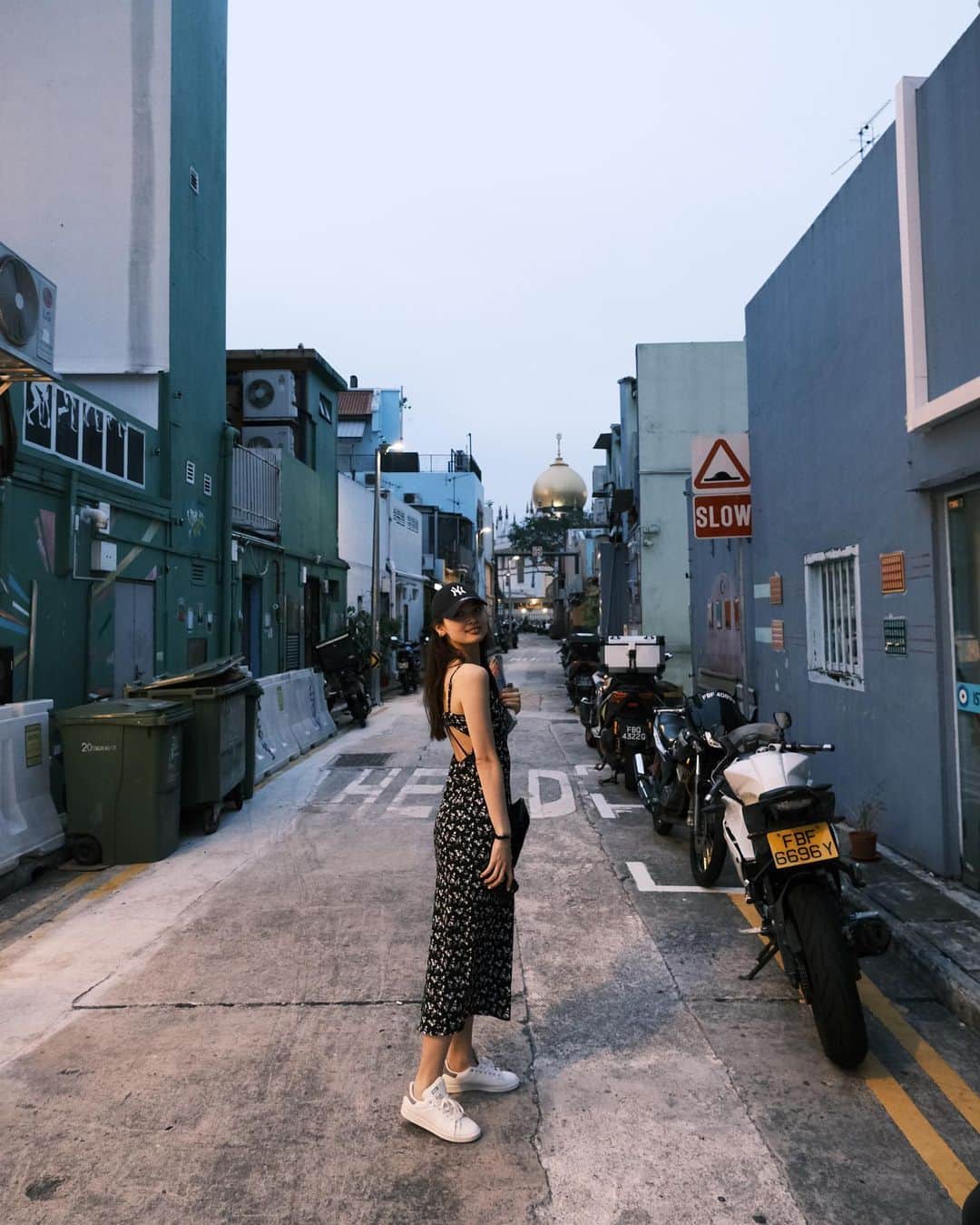 原花奈妃さんのインスタグラム写真 - (原花奈妃Instagram)「🇸🇬  旅行行く前は、主に旅雑誌と、YouTubeでいろいろ調べる💭 ちょっと荷物になるけど、本持って歩くのも可愛い😮  #Singapore  #アラブストリート #jewel #シンガポール旅行  #海外旅行　#ootd #trip #travelphotography  #シンガポール #sofitelhotel  #fashion #コーデ  #전신샷  #着まわし #着まわしコーデ #私服 #photooftheday #photography  #fujifilm」8月2日 17時30分 - hanaki__h