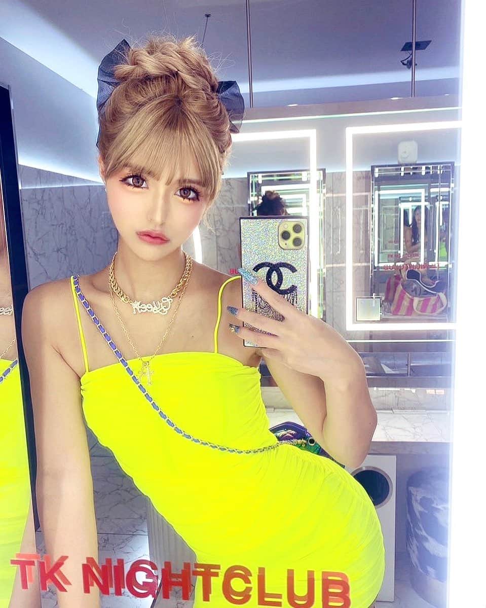 アンジェリカのインスタグラム：「nuts night 🌙🩷 ┈┈┈┈┈┈┈┈┈┈ 来てくれた皆さん改めて ありがとうございました💭👶🏽🩷🩷 とっても楽しかったです♡ また宜しくお願いします🥰🥰  ティンカーベルはライバルでしたねこの日🤦🏼‍♀️🤣🩵  ┈┈┈┈┈┈┈┈┈┈ ヘアセット♡ @saaya_tamae ✨ 𝐓𝐡𝐚𝐧𝐤 𝐲𝐨𝐮🩵  #渋谷 #tk#party  #nutsnight #gal  #yellow  #dress」