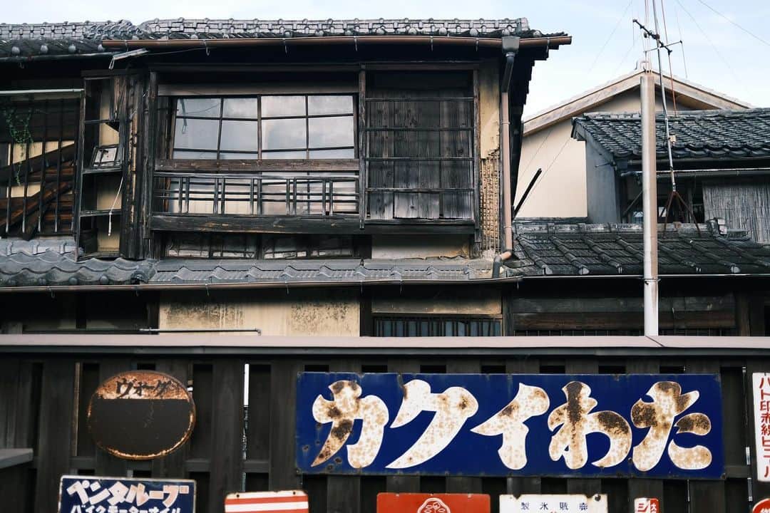 つるの剛士さんのインスタグラム写真 - (つるの剛士Instagram)「大洲。 ノスタルジックな町並みにキュンまくり。 "東京ラブストーリー"で、赤名リカがカンチに別れの手紙を出した赤ポストが残っていてテンション上がる。  ゆっくり歩きたい。 皆さんも是非。  #愛媛県 #大洲市 #大洲 @ozu.city.kyoryokutai  @nipponia_ozu_castletown @visit_ozu」8月2日 17時34分 - takeshi__tsuruno