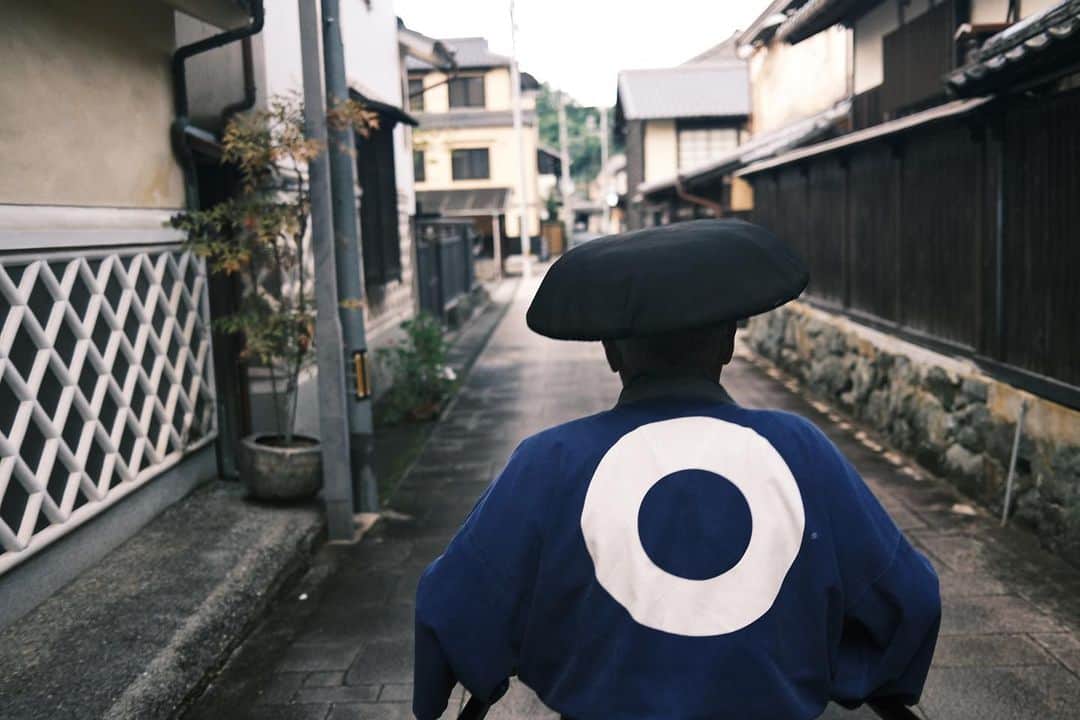 つるの剛士のインスタグラム：「大洲。 ノスタルジックな町並みにキュンまくり。 "東京ラブストーリー"で、赤名リカがカンチに別れの手紙を出した赤ポストが残っていてテンション上がる。  ゆっくり歩きたい。 皆さんも是非。  #愛媛県 #大洲市 #大洲 @ozu.city.kyoryokutai  @nipponia_ozu_castletown @visit_ozu」