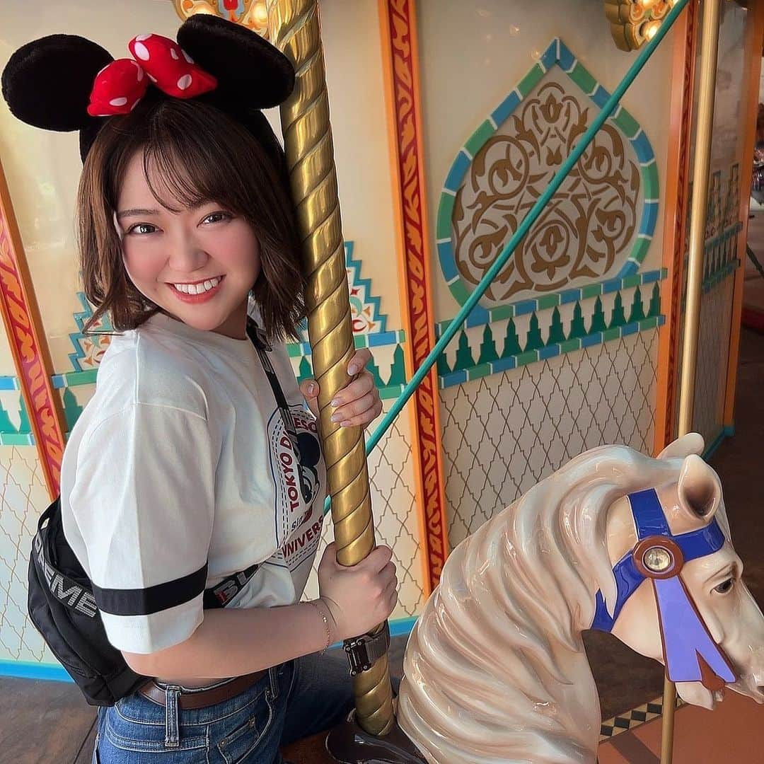 山岸楓のインスタグラム：「迎えに行くね🎠✨  《8月のスケジュール》 19(土)東京Zoom撮影会 個撮、団体 《9月のスケジュール》 23日(土)大阪smooth撮影会 個撮  #ディズニーシー #メリーゴーランド🎠」