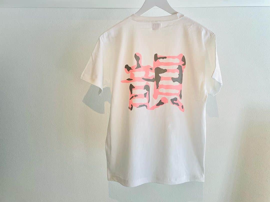 LITTLEのインスタグラム：「愛韻家のみなさん。韻のTシャツ販売開始しました！胸ポケットも付いてるんです！  #愛韻 #韻塾 こちらから是非↓ zrecords.thebase.in/items/77128615」
