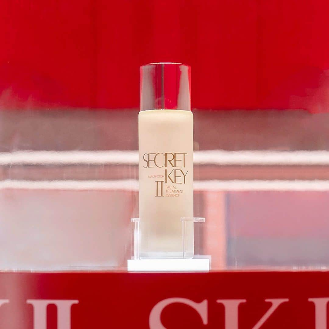 SK-II's Official Instagramさんのインスタグラム写真 - (SK-II's Official InstagramInstagram)「At the heart of the Secret Key House's opening room sits the very first bottle of SK-II PITERA™ Essence. Engraved with SK-II's original name, 'Secret Key II,' the bottle is a tribute to our secret origins. 🤫 #SKIITheSecretKey #SKIISECRETKEYHOUSE」8月2日 17時41分 - skii