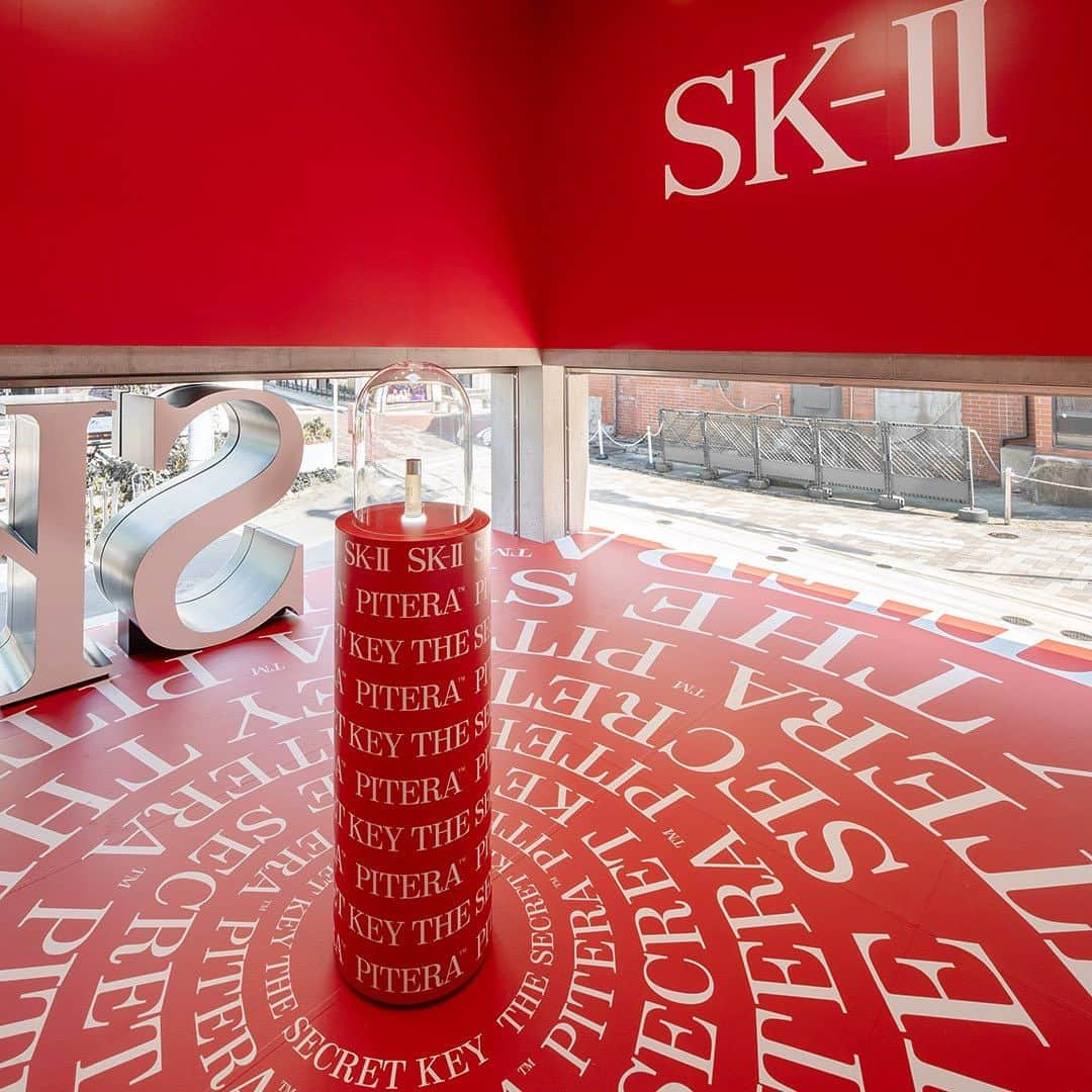 SK-II's Official Instagramさんのインスタグラム写真 - (SK-II's Official InstagramInstagram)「At the heart of the Secret Key House's opening room sits the very first bottle of SK-II PITERA™ Essence. Engraved with SK-II's original name, 'Secret Key II,' the bottle is a tribute to our secret origins. 🤫 #SKIITheSecretKey #SKIISECRETKEYHOUSE」8月2日 17時41分 - skii