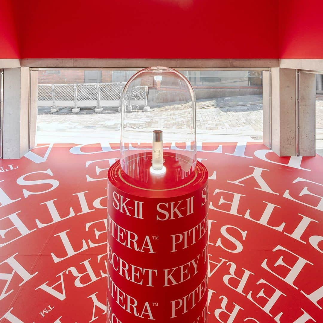 SK-II's Official Instagramさんのインスタグラム写真 - (SK-II's Official InstagramInstagram)「At the heart of the Secret Key House's opening room sits the very first bottle of SK-II PITERA™ Essence. Engraved with SK-II's original name, 'Secret Key II,' the bottle is a tribute to our secret origins. 🤫 #SKIITheSecretKey #SKIISECRETKEYHOUSE」8月2日 17時41分 - skii