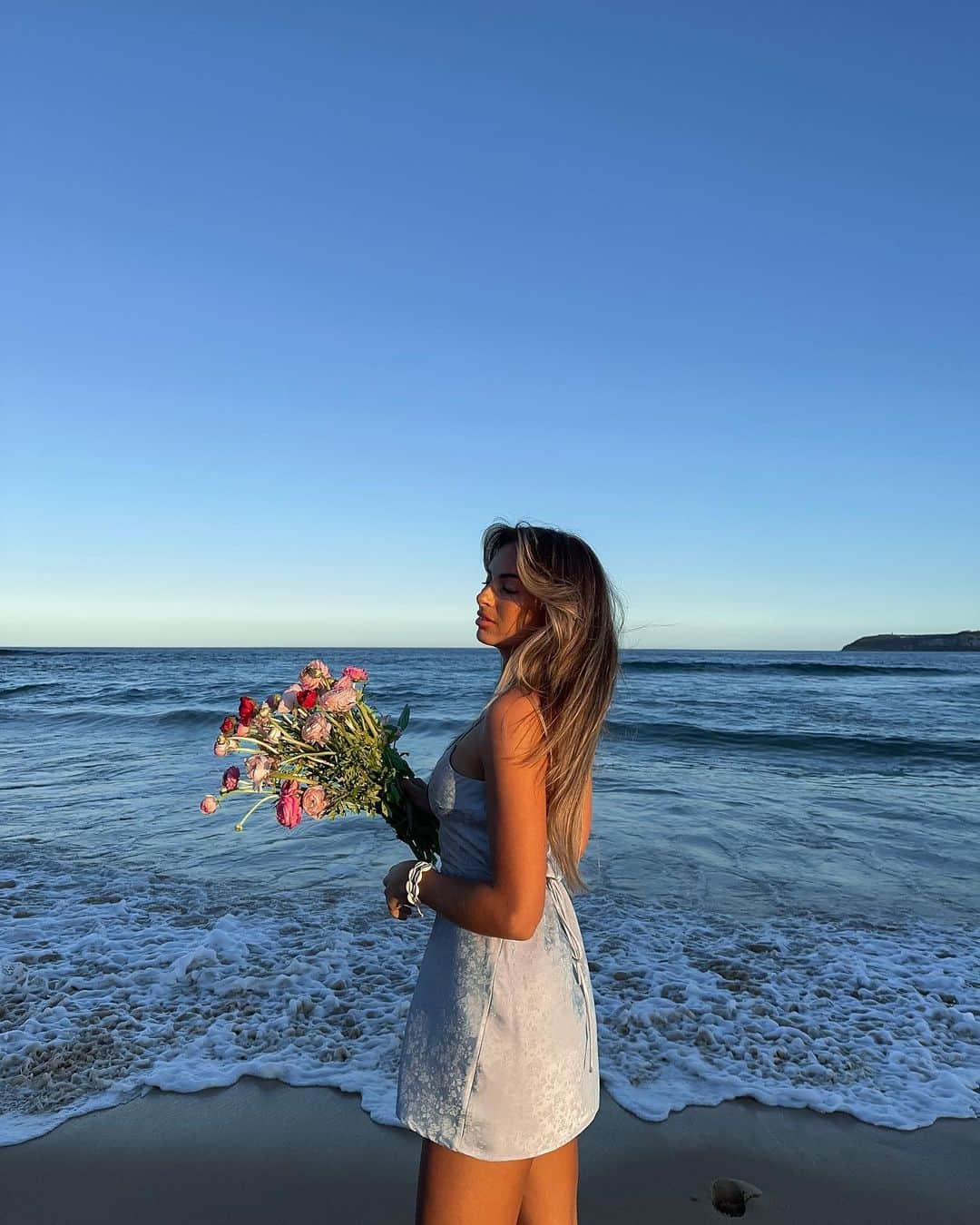 Hannah Pereraさんのインスタグラム写真 - (Hannah PereraInstagram)「Flowers and the ocean are a girls best friend 💐🌊 @edgeclothing @_jorgeclothing_ #edgexjorge」8月2日 17時43分 - hannah_perera