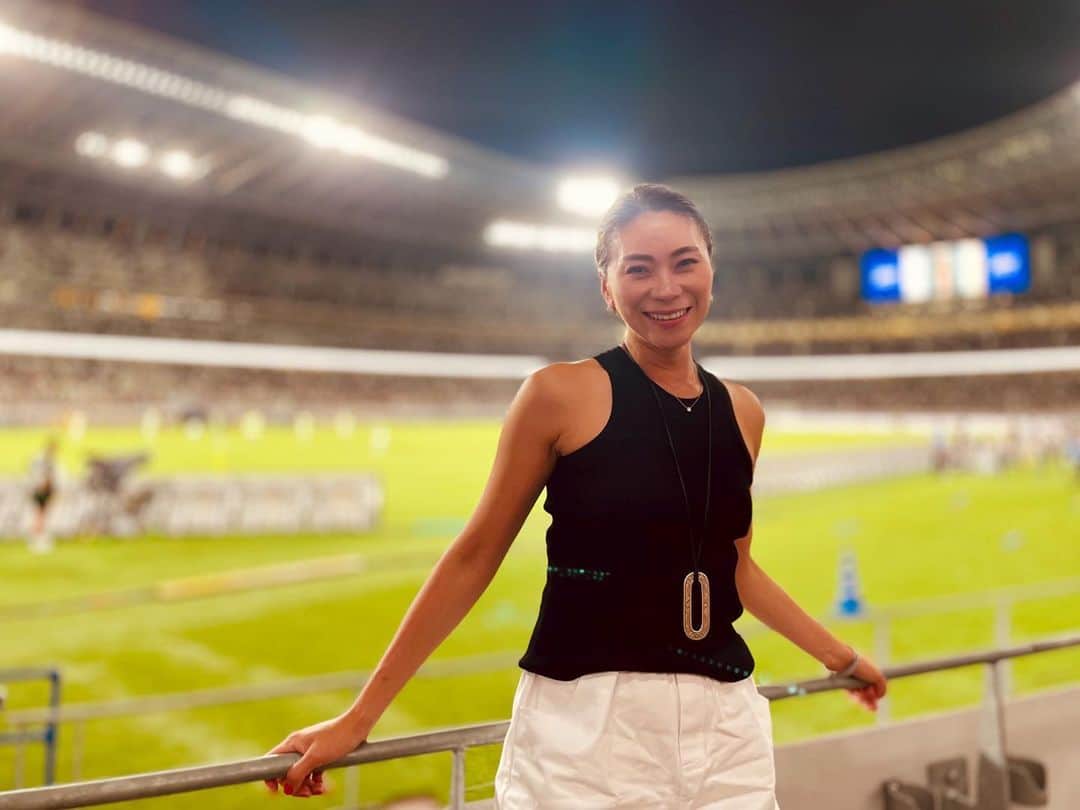 のインスタグラム：「・ 4年振りに彼とスポーツ観戦ができる🥹と、張り切ってチケットを取ってパリサンジェルマンvsインテルの試合へ⚽️  ネイマールとエンバペのサッカーが観たくて奮発してチケット取って、死ぬ気で台風の沖縄から帰って来たけど、ネイマールはベンチから出ず、エンバペに至っては来てもなかった😂  こうなったら絶対パリで試合が観たい！ 次のワールドカップは絶対行く！←チケットの取り方勉強しなきゃ🙏🏻  ・ ・ #自分メモ #パリサンジェルマン #インテル #国立競技場 #サッカー」
