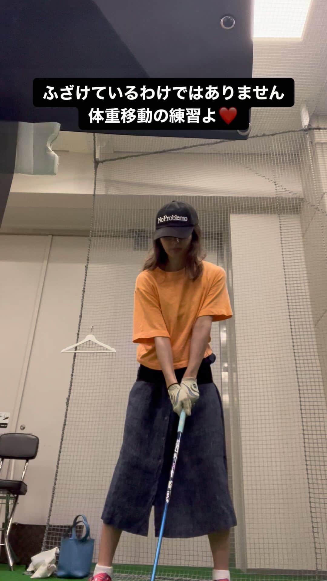 遠野舞子のインスタグラム：「. 今年はラウンド行けてないから 室内練習をサボらないように💪  #ゴルフ女子  #golfswing」