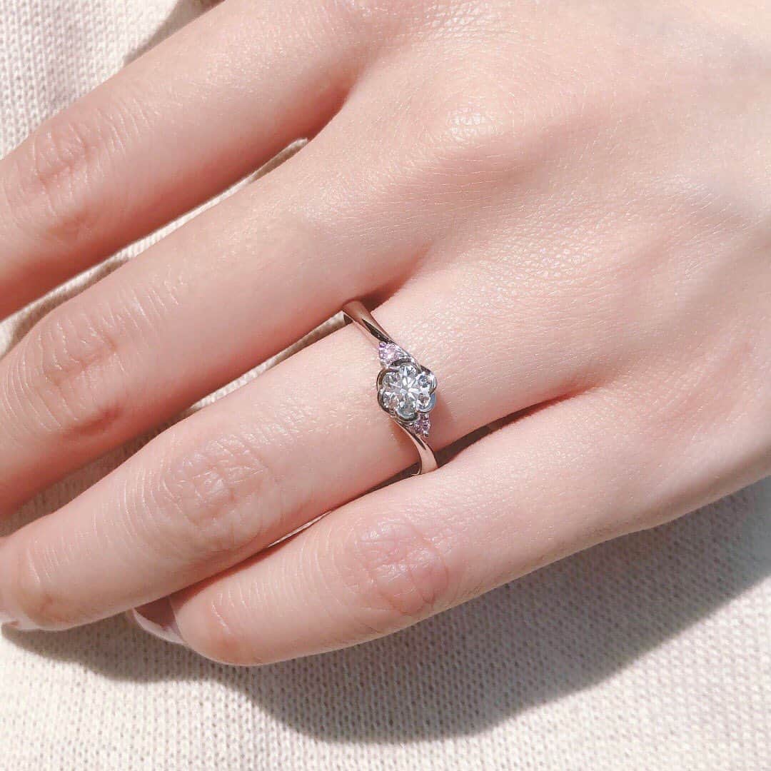 TRECENTI トレセンテさんのインスタグラム写真 - (TRECENTI トレセンテInstagram)「なめらかなアーム、大きく輝くダイヤモンドが印象的な「ペオニアS」  大輪の花を咲かせる白い芍薬(シャクヤク)の花言葉は「幸せな結婚」。 両サイドには幸せを象徴するピンク色の宝石(サファイアorダイヤモンド)が添えられます。 ホワイトダイヤモンドや、サムシングブルー「ブルーサファイア」にも変更が可能です。  S字ラインが中央の特別なダイヤモンドを引き立たせてくれます。  ----------------------------------------------  #トレセンテ #trecenti #婚約指輪 #結婚指輪 #マリッジリング #婚姻届 #ブライダルリング #プレ花嫁 #プレ花嫁さんと繋がりたい #内甲丸 #日本中の花嫁さんと繋がりたい #日本中のプレ花嫁さんと繋がりたい #ブライダル専門店 #お花 #ブライダルジュエリー #全国のプレ花嫁さんと繋がりたい #S字リング #ウェーブリング #トレセンテフローラ #ピンクダイヤモンド #プロポーズ #エンゲージリング探し #サプライズプロポーズ #プロポーズ準備 #重ねづけ #エンゲージリング #エンゲージリングと重ね付け #指輪選び #指輪探し」8月2日 17時44分 - trecenti_flora