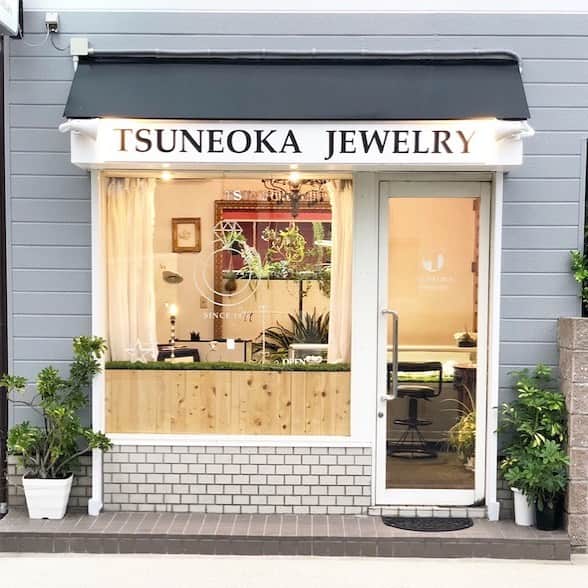 常岡康弘のインスタグラム：「先日岩田屋本店でのPOP-UPイベントを無事終えることができました。 お越し頂きありがとうございました！！ 以前からオーダーを頂いているジュエリーの製作に順次取り掛かっております。  次回の期間限定ショップ 8月16日(水)〜8月22日(火) ジェイアール名古屋タカシマヤ 1階 婦人アクセサリー売場 特設会場  名古屋では初の期間限定ショップになります。  期間中以外は福岡市内にあるショップ兼アトリエにて製作.販売を行なっています。  よろしくお願い致します💍  #tsuneokajewelry」