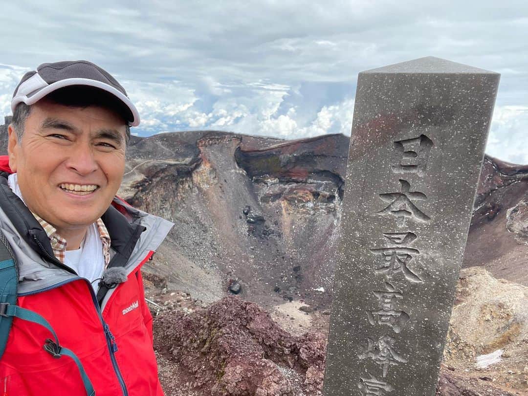 のインスタグラム：「行って来ました！日本最高峰、富士山の剣ヶ峰。15年ぶりのお山は穏やかに僕を迎えてくれた。 富士山は姿、形が美しいだけではない。世界でも珍しい3776mの独立峰では、稀有な自然環境が育まれる。 前日の東京の最高気温は36℃。なのに、お山の朝の気温は3℃。山頂付近では前夜降った雹が固まって、あちらこちらの岩陰に残っていた。 剣ヶ峰には気象観測の聖地ともいうべき富士山測候所あった。麓から見上げてもハッキリと分かるレーダードーム。富士山レーダーが南の海から近づく台風に目をひからせて日本の空を守ってくれていたのだ。 2004年に測候所は廃止されたが、今その建物を利用して様々な研究が行われている。その取材へ出かけたワケ。来年の夏には、富士山頂ライブカメラができるのではと期待している。 富士山火口の向こうの空に広がる雲を見て欲しい。何やら不吉な予感しませんか。この後、天気は急変。土砂降りの雨に濡れた濡れた。雷ゴロゴロで、怖い怖い。 富士山は、やっぱり怖い山だった。」