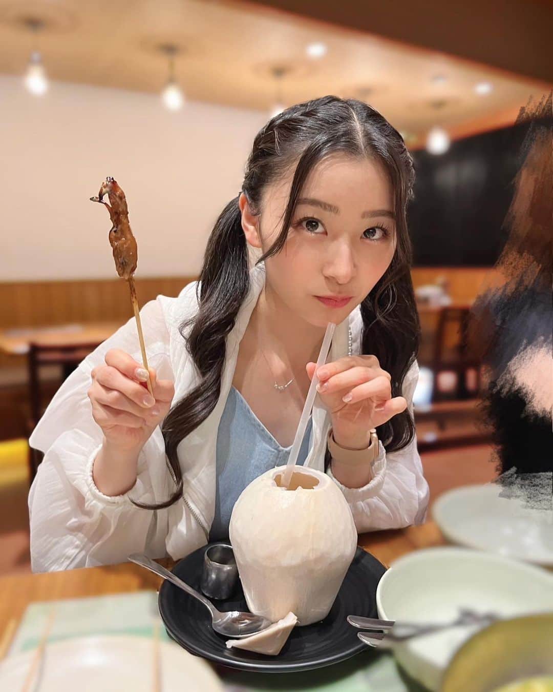 杏ジュリアのインスタグラム：「Saya makan banyak 😋 たくさん食べたインドネシア🇮🇩  “初”の食べ物がたくさんあって新鮮でした😳 1枚目の写真はサテというインドネシアの焼き鳥だよ！！ エスニックな味で美味しかった👍  #インドネシア #indonesia  #ジャカルタ #jakarta #ワンピース #ツインテール #サテ #ココナッツ  #instagood  #インスタ映え #camera #japan #idol #杏ジュリア #longhair #ootd #code  #메이크  #followme  #japan #도키센 #초도키메키센덴부 #enak #wisata」