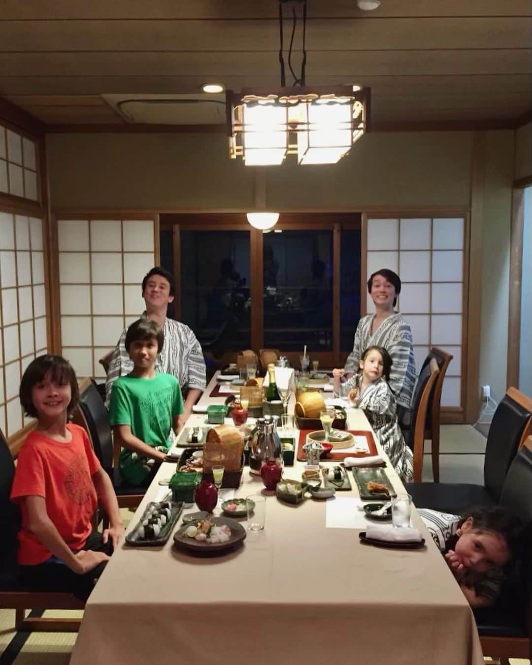 りありこさんのインスタグラム写真 - (りありこInstagram)「7年前の写真再現part2  家族8人日本で一緒に過ごせて本当に楽しかった。  私たちは今日もうイギリスに帰るけどインスタには日本の写真載せて行きます。  忙しくてなかなかインスタもYouTubeも更新できないけど家族でこうやってSNS抜きで楽しめて良かった😊  SNSやってても楽しんでるか😁😁  #りありこチャンネル」8月2日 17時52分 - leahrikophoto